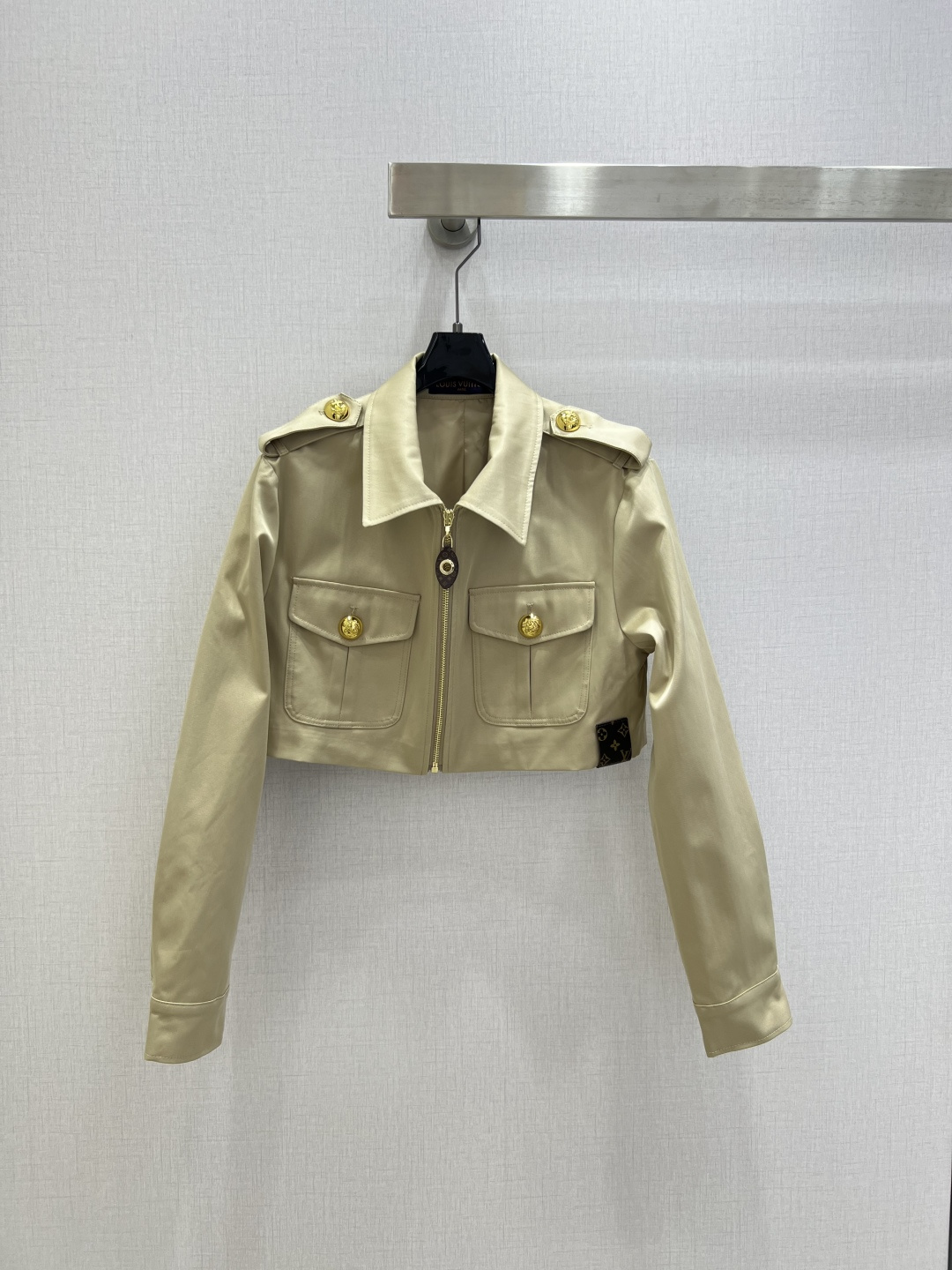 NO:796791,Highly recommended 26 early spring new style, lapel zipper short jacket, short windbreaker jacket, British style, classic design, the upper body is exquisite and capable, and it can be matched with ease!  The customized imported fabrics are crisp and stylish, with a full sense of high-end. Full of texture and fashionable, it is recommended to buy!  The quality of workmanship depends on the details. One color SML code. High quality ABC,,jackets & coats,jackets & coats,19860909强烈推荐 26早春新款 翻领拉链短款夹克外套 短款风衣外套 英伦风气质 经典款设计 上身精致又干练得体,搭配起来随心应手！定制的进口面料挺括有型 满满的高级感.质感十足,时尚潮流 ,推荐入手！ 做工品质看细节 一个色 SML码 高品质ABC,,jackets & coats,jackets & coats,,Women's clothing
