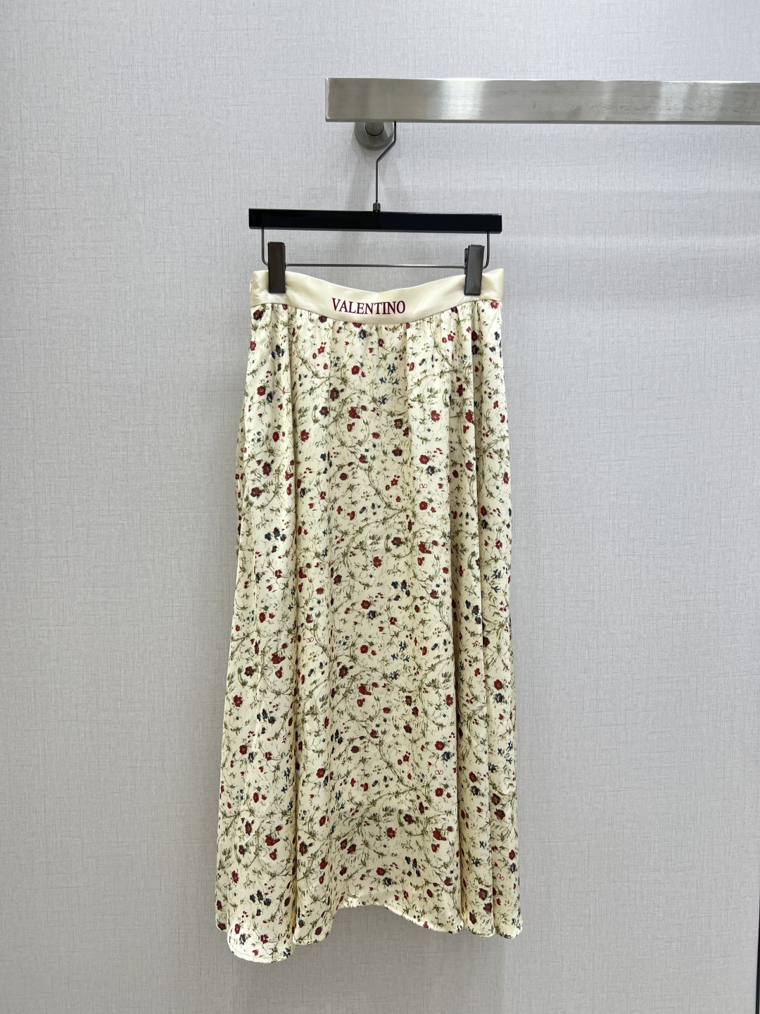 NO:796803,Highly recommended for the early spring of 26. Lapel printed shirt with letter splicing printed long skirt. Batch separately. A cute style. Full of small details. Exquisite workmanship. Fashionable for age reduction. Good hold style. Won the hearts of fairies. Soft and textured. Classic. One color. SML code. High quality, skirts, shirts,19860909强烈推荐 26早春新款 翻领印花衬衫字母拼接印花长半裙 分开批 可A可乖的风格,满满小细节太加分了.做工精致 减龄时尚 好HOLD住造型 深得仙女心 柔软有质感 经典之作 一个色 SML码 高品,,skirts,shirts,,Women's clothing
