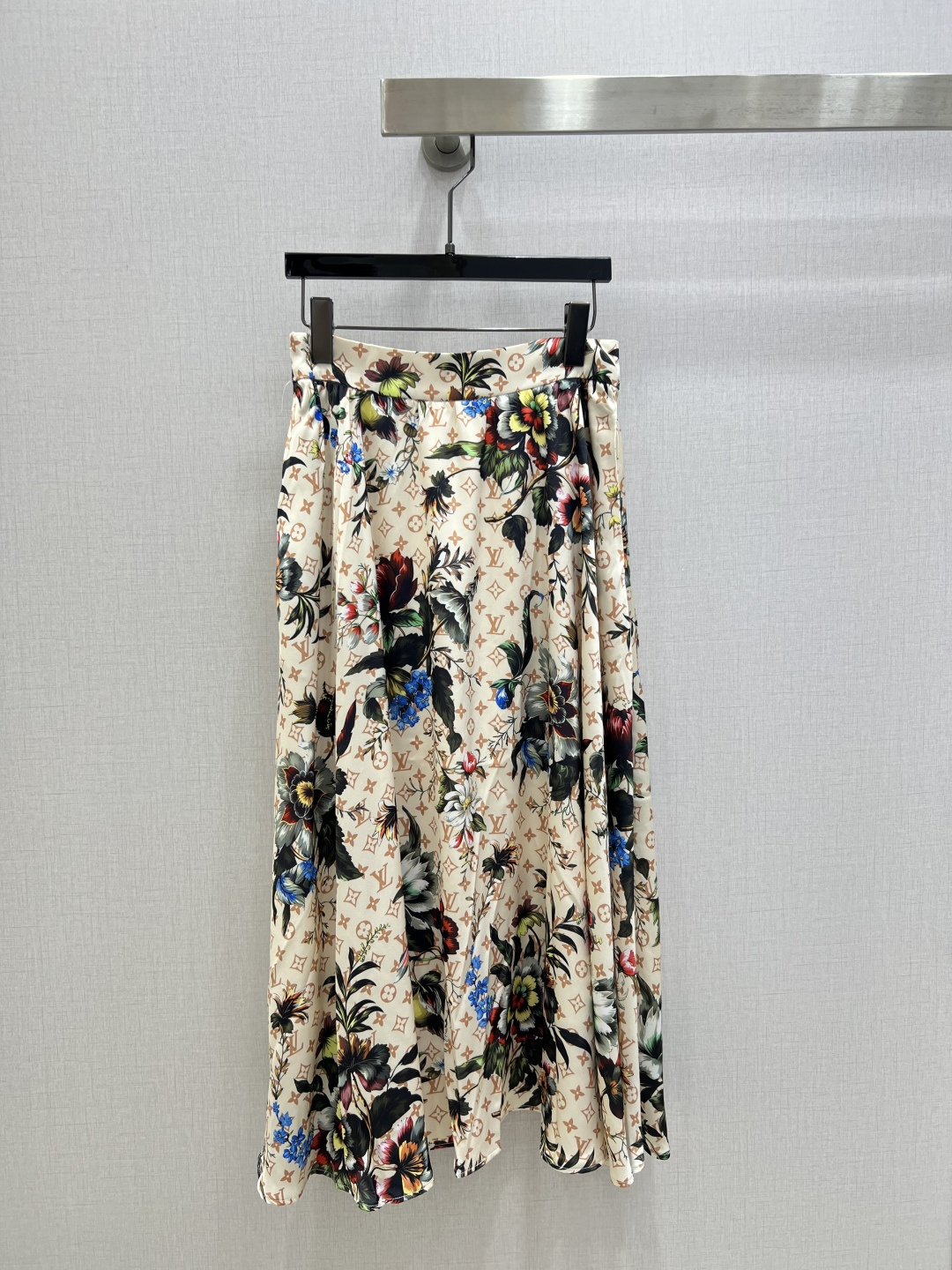 NO:796792,Highly recommended for the early spring of 26. Lapel retro presbyopia pocket shirt retro floral long skirt. Batch separately. Nice style, full of small details. Exquisite workmanship. Age-reducing fashion. Good HOLD style. Won the hearts of fairies. Soft and textured. Classic work. Two colors. SML code. High quality, skirts, shirts,19860909强烈推荐 26早春新款 翻领复古老花口袋衬衫复古花卉长半裙 分开批 可A可乖的风格,满满小细节太加分了.做工精致 减龄时尚 好HOLD住造型 深得仙女心 柔软有质感 经典之作 两个色 SML码 高品,,skirts,shirts,,Women's clothing