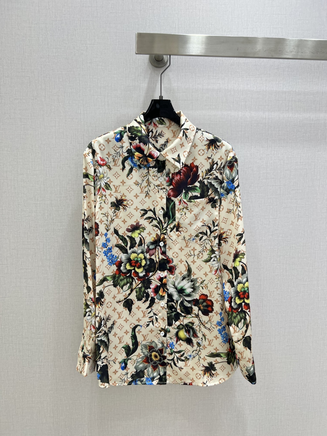 NO:796798,Highly recommended for the early spring of 26. Lapel retro presbyopia pocket shirt retro floral long skirt. Batch separately. Nice style, full of small details. Exquisite workmanship. Age-reducing fashion. Good HOLD style. Won the hearts of fairies. Soft and textured. Classic. Two colors. SML code. High quality lining, skirts, shirts,19860909强烈推荐 26早春新款 翻领复古老花口袋衬衫复古花卉长半裙 分开批 可A可乖的风格,满满小细节太加分了.做工精致 减龄时尚 好HOLD住造型 深得仙女心 柔软有质感 经典之作 两个色 SML码 高品质衬,,skirts,shirts,,Women's clothing