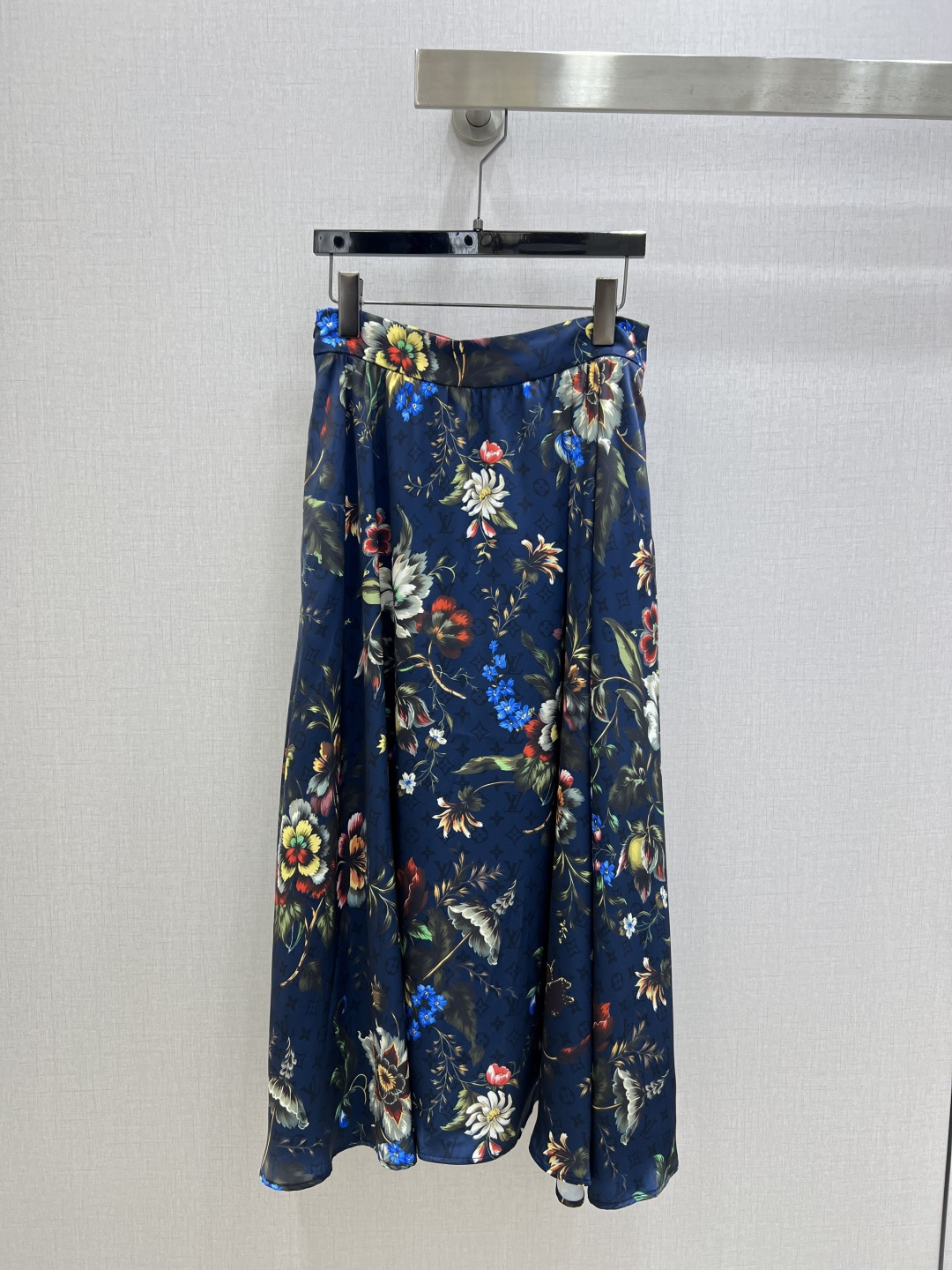 NO:796783,Highly recommended for the early spring of 26. Lapel retro presbyopia pocket shirt retro floral long skirt. Batch separately. Nice style, full of small details. Exquisite workmanship. Age-reducing fashion. Good HOLD style. Won the hearts of fairies. Soft and textured. Classic work. Two colors. SML code. High quality, skirts, shirts,19860909强烈推荐 26早春新款 翻领复古老花口袋衬衫复古花卉长半裙 分开批 可A可乖的风格,满满小细节太加分了.做工精致 减龄时尚 好HOLD住造型 深得仙女心 柔软有质感 经典之作 两个色 SML码 高品,,skirts,shirts,,Women's clothing