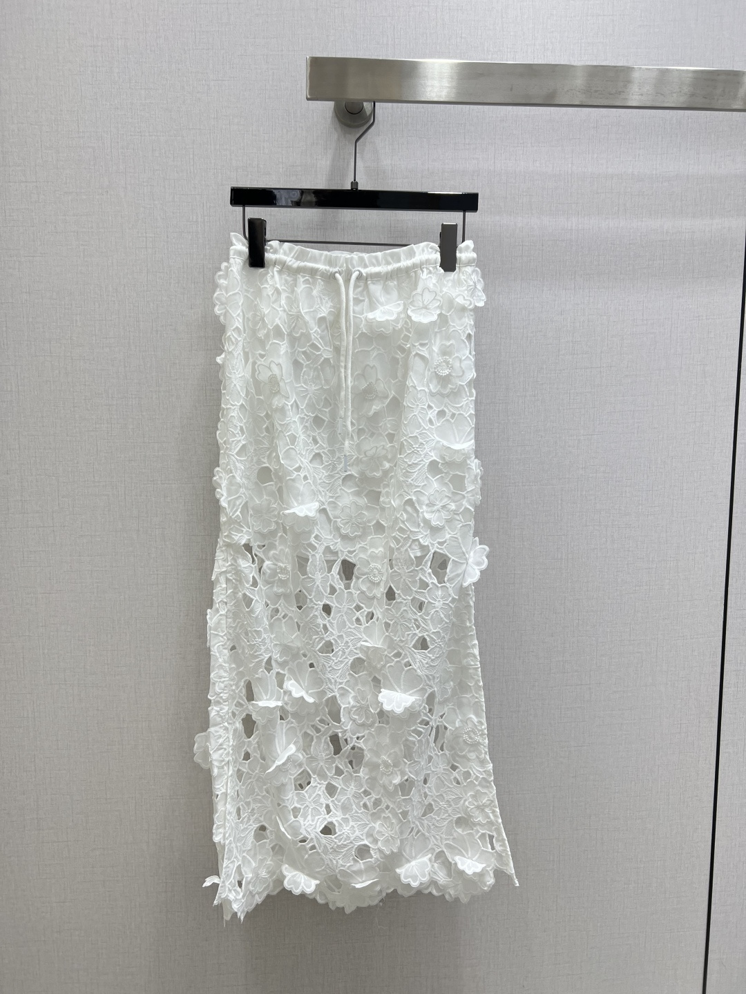 NO:796817,Highly recommended for the early spring of 26, the new heavy-duty water-soluble lace drawstring long skirt. The upper body is so beautiful. It is super gentle and presents elegant and sexy lines. The heavy-duty lace gauze is full of sophistication and creates perfect body proportions. One color SML code. High-quality ABC,,skirts,19860909强烈推荐 26早春新款 重工水溶蕾丝抽绳长半裙 上身太美了 超级温柔 呈现优雅性感的线条 重工蕾丝花纱 满满的精致感 塑造完美身材比例 一个色 SML码 高品质ABC,,skirts,,Women's clothing