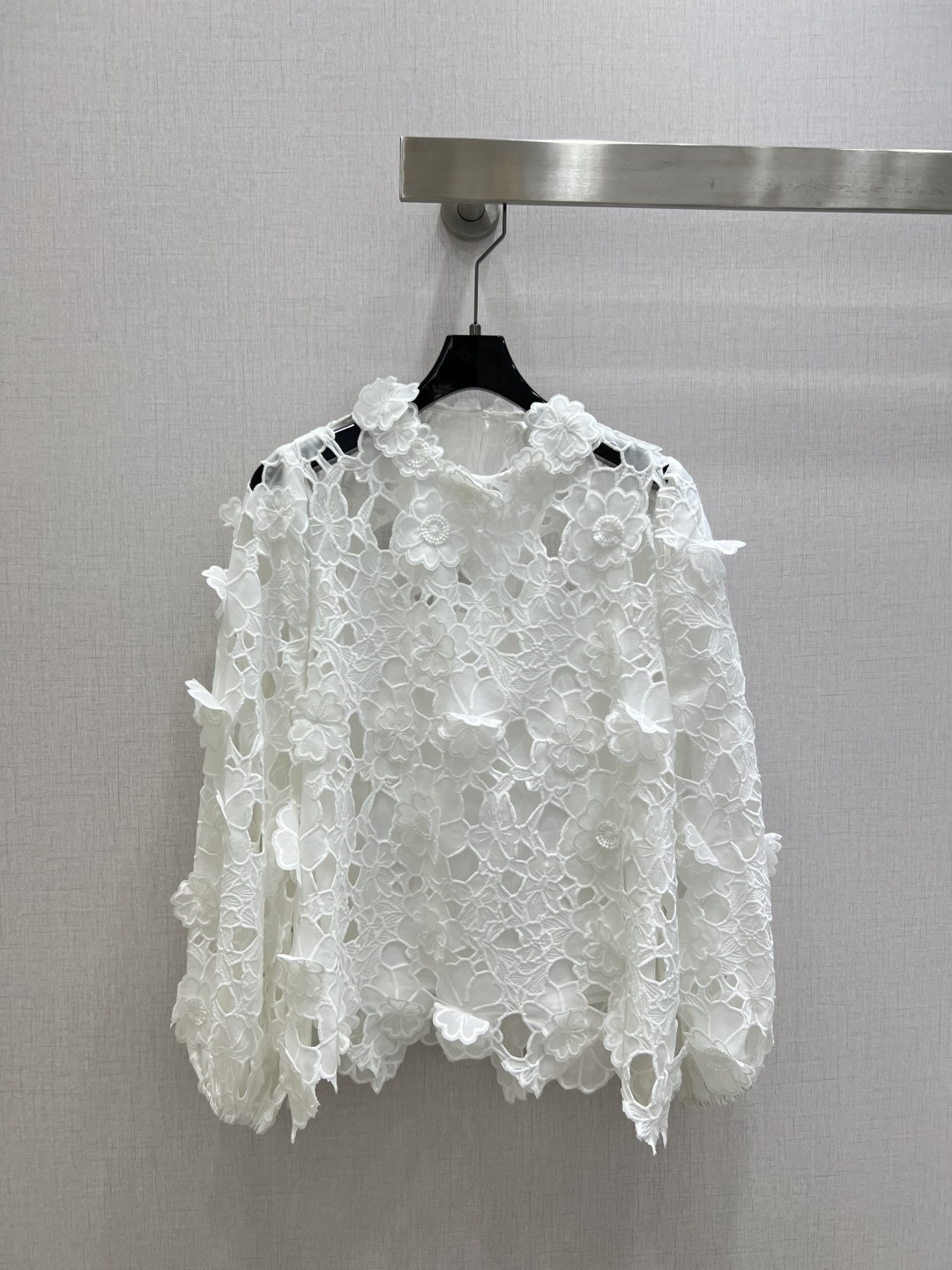 NO:796819,Highly recommended for the early spring of 26. Heavy-duty water-soluble lace long-sleeved top. The upper body is so beautiful. Super gentle. Shows elegant and sexy lines. Heavy-duty lace gauze. Full of sophistication. Shapes perfect body proportions. One color. SML code. High-quality ABC.19860909强烈推荐 26早春新款 重工水溶蕾丝长袖上衣 上身太美了 超级温柔 呈现优雅性感的线条 重工蕾丝花纱 满满的精致感 塑造完美身材比例 一个色 SML码 高品质ABC,,,Women's clothing
