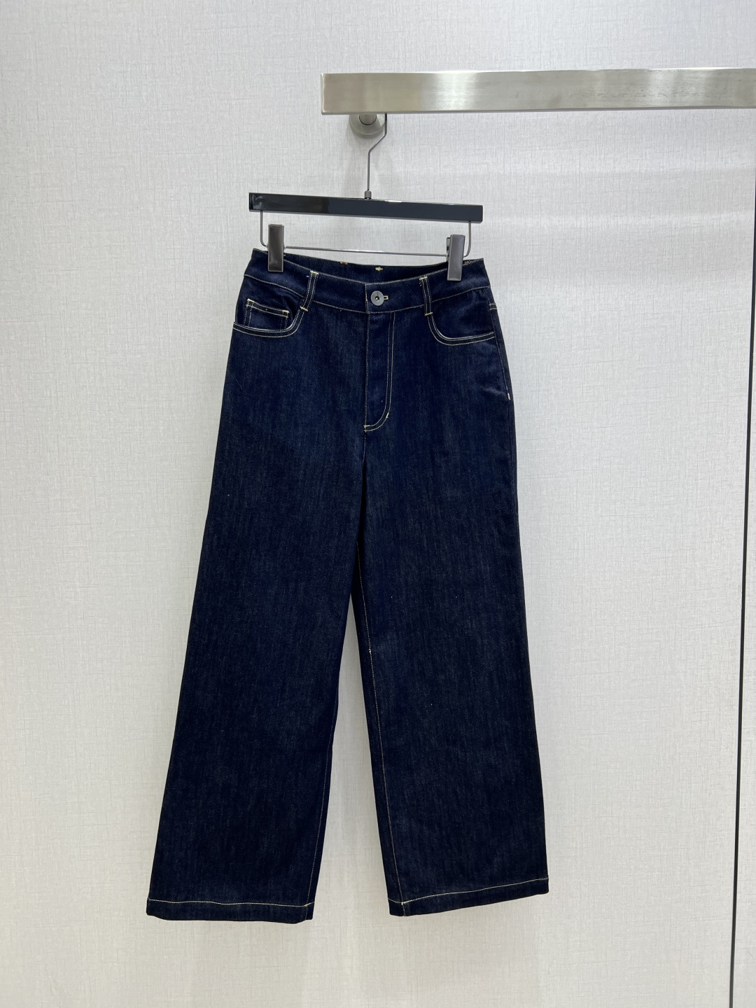 NO:796813,Highly recommended for the early spring of 26, the new navy blue leather brand denim straight trousers are produced in a high version ~ super fashionable new denim denim. The fermentation washed personalized color upper body is cool and sassy. It is made of customized high-quality twill cotton washed denim fabric, with fine texture and natural cotton feel. It has a strong and muscular feel without losing its softness. The fermentation washed color is a classic color that is not picky. It is super beautiful!  The details and workmanship are super good, new products are in stock, unboxing and grabbing, one color SML code, high quality ABC,,19860909强烈推荐 26早春新款 藏青皮牌牛仔直筒长裤 高版出品~超时髦新款丹宁牛仔 酵洗个性色调上身又酷又飒爽 采用定制高品质斜纹棉质水洗牛仔面料,纹理细腻,棉感自然,既有筋骨感又不失柔软,酵洗色不挑人的经典色,超级漂亮！细节做工超级好,新品现货开箱开抢 一个色 SML码 高品质ABC,,,Women's clothing