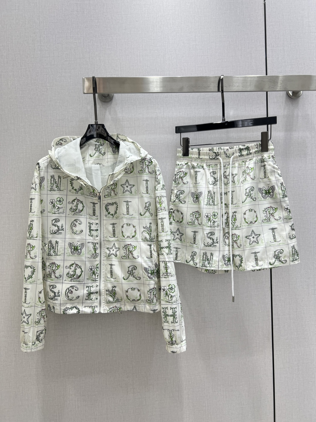 NO:796810,Highly recommended for early spring 26, hooded pattern drawstring shorts set, cute style, full of small details, great points. Exquisite workmanship, age-reducing fashion, good hold style, won the hearts of fairies, soft and textured, classic, two colors SML code, high quality ABC,,shorts,hats,19860909强烈推荐 26早春新款 连帽图案抽绳短裤套装 可A可乖的风格,满满小细节太加分了.做工精致 减龄时尚 好HOLD住造型 深得仙女心 柔软有质感 经典之作 两个色 SML码 高品质ABC,,shorts,hats,,Women's clothing