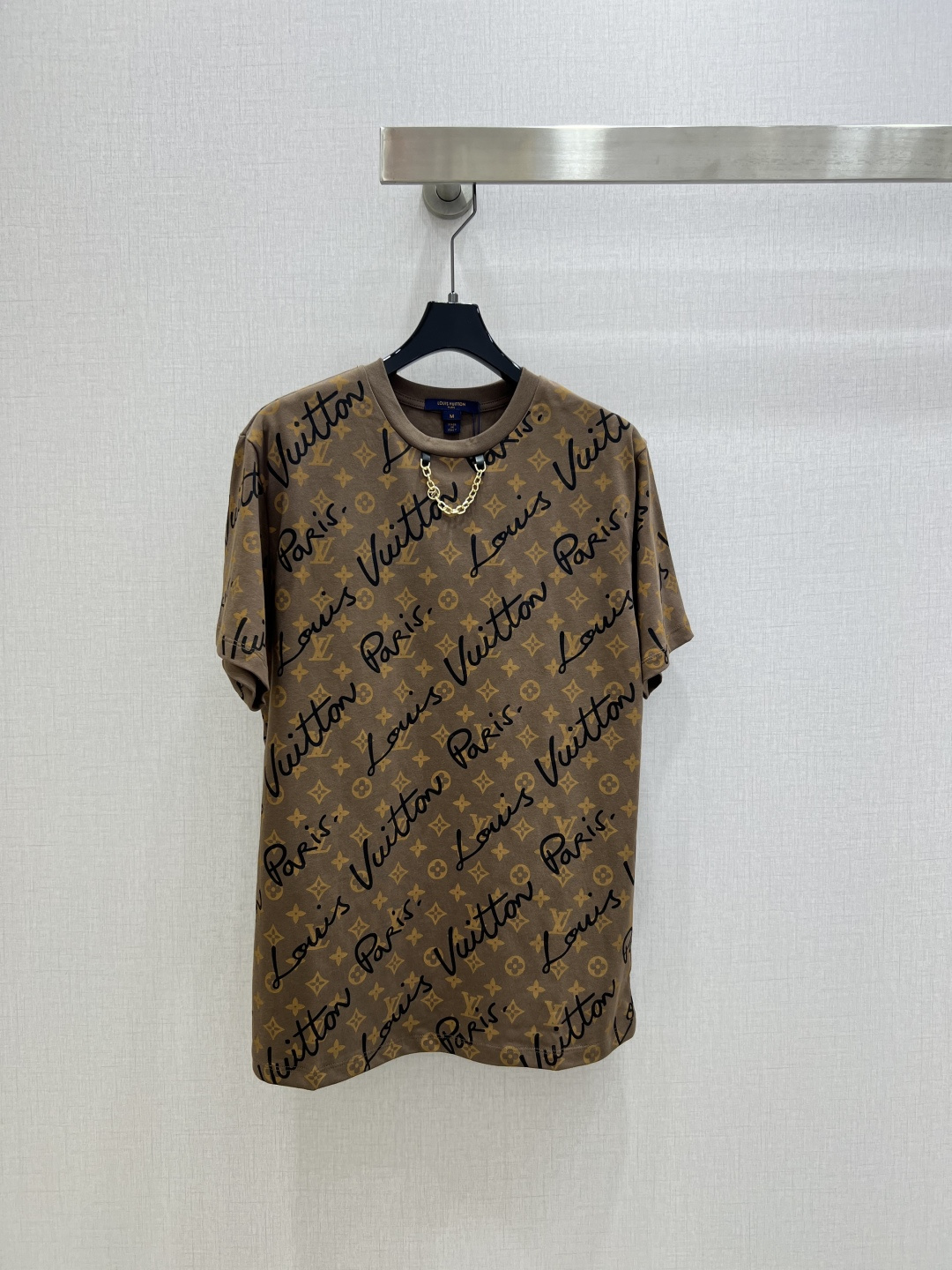 NO:797347,Highly recommended 26 spring and summer new presbyopic letter chain short-sleeved T-shirt; made of cotton fabric with soft and delicate texture; custom-made washed wheat accessories. The fit is comfortable and good-looking!  Two colors SML code high quality ABC,,T-shirt,tees,t-shirt,19860909强烈推荐 26春夏新款 老花字母链条短袖T恤；采用棉面料质感柔软细腻；定制洗水麦辅料齐.版型合身上身效果舒适好看！两个色 SML码 高品质ABC,,T-shirt,tees，t-shirt,,Women's clothing