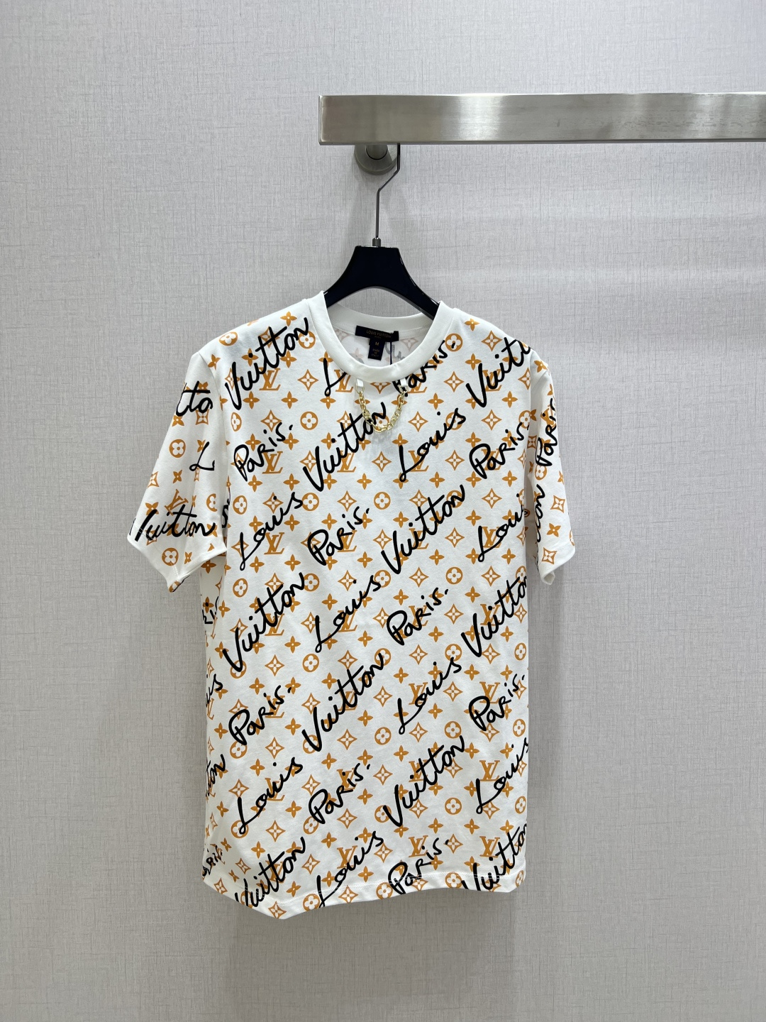 NO:797370,Highly recommended 26 spring and summer new presbyopic letter chain short-sleeved T-shirt; made of cotton fabric with soft and delicate texture; custom-made washed wheat accessories. The fit is comfortable and good-looking!  Two colors SML code high quality ABC,,T-shirt,tees,t-shirt,19860909强烈推荐 26春夏新款 老花字母链条短袖T恤；采用棉面料质感柔软细腻；定制洗水麦辅料齐.版型合身上身效果舒适好看！两个色 SML码 高品质ABC,,T-shirt,tees，t-shirt,,Women's clothing