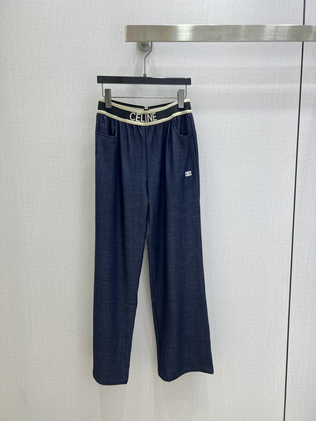 NO:796255,Highly recommended for the early spring of 26, the new Tencel imitation denim webbing straight trousers are not picky about body shape requirements and the upper body is very flattering!  The style of matching is also very versatile. Exquisite advanced customization. Textured fabrics. Great texture. Retro and elegant. The upper body is cool and handsome, age-reducing and fashionable. One color, SML code, high quality ABC,,19860909强烈推荐 26早春新款 天丝仿牛仔织带直筒长裤 不挑剔身形要求 上身板板正正特别赞！搭配的风格也很通吃 精致高级定制 富有肌理感的面料 质感超赞 复古优雅 上身酷帅减龄时髦精 一个色 SML码 高品质ABC,,,Women's clothing