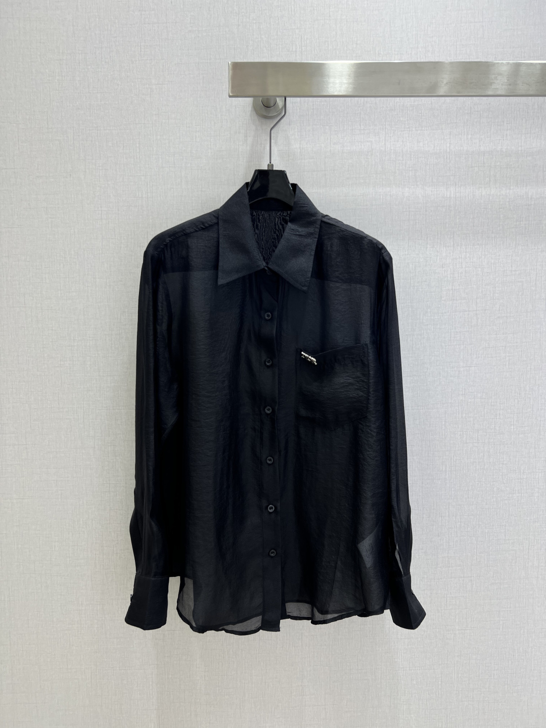 NO:796252,Highly recommended 26 early spring new style Tencel crepe letter metal shirt, highly customized fabric, soft and breathable, super comfortable to wear!  The pocket letter metal is super recognizable, simple yet high-end, slim and crisp, and can be easily used in commuting, casual, and formal occasions. It can be worn alone or layered, and it goes well with suit jackets, jeans, and skirts. It is a must-have and versatile item in the wardrobe!  Two colors SML code high quality ABC,,skirts,jeans,jackets & coats,shirts,business suit,19860909强烈推荐 26早春新款 天丝绉字母金属衬衫 高定制面料,柔软透气,穿着超舒适！口袋字母金属超有辨识度,简约又高级显瘦又挺括,通勤、休闲、正式场合都能轻松驾驭.单穿or内搭都很OK,搭配西装外套、牛仔裤、半裙都很出彩,是衣橱必备百搭神器！两个色 SML码 高品质ABC,,skirts,jeans,jackets & coats,shirts,business suit,,Women's clothing