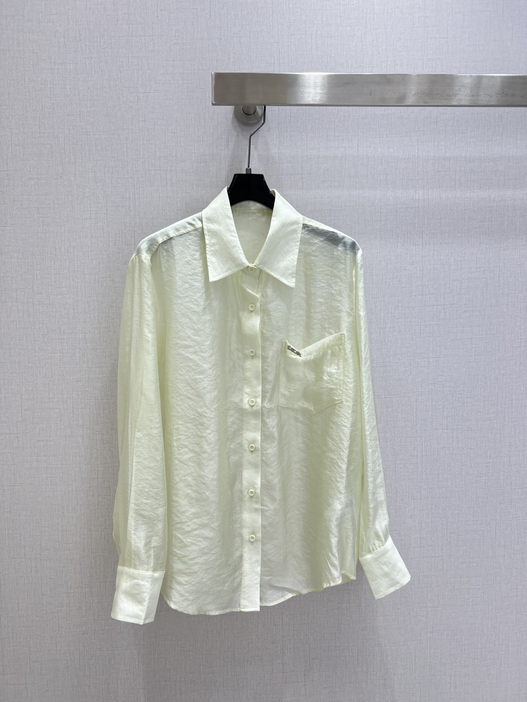 NO:796249,Highly recommended 26 early spring new style Tencel crepe letter metal shirt, highly customized fabric, soft and breathable, super comfortable to wear!  The pocket letter metal is super recognizable, simple yet high-end, slim and crisp, and can be easily used in commuting, casual, and formal occasions. It can be worn alone or layered, and it goes well with suit jackets, jeans, and skirts. It is a must-have and versatile item in the wardrobe!  Two colors SML code high quality ABC,,skirts,jeans,jackets & coats,shirts,business suit,19860909强烈推荐 26早春新款 天丝绉字母金属衬衫 高定制面料,柔软透气,穿着超舒适！口袋字母金属超有辨识度,简约又高级显瘦又挺括,通勤、休闲、正式场合都能轻松驾驭.单穿or内搭都很OK,搭配西装外套、牛仔裤、半裙都很出彩,是衣橱必备百搭神器！两个色 SML码 高品质ABC,,skirts,jeans,jackets & coats,shirts,business suit,,Women's clothing
