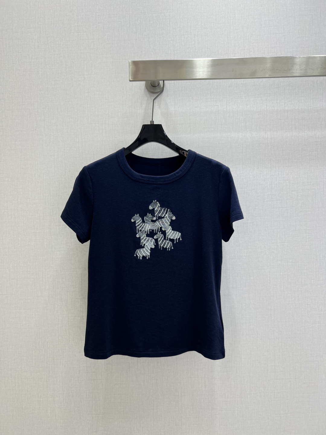 NO:796246,Highly recommended 26 early spring new style pony pattern round neck short-sleeved T-shirt. Highly customized imported fabric. Comfortable and breathable. Versatile style. The upper body is very advanced. The craftsmanship depends on the details. Two colors. SML code. High quality ABC, T-shirt, tees, t-shirt,19860909强烈推荐 26早春新款 小马图案烫钻圆领短袖T恤 高定制进口面料 舒适透气 百搭款 上身非常高级 工艺看细节 两个色 SML码 高品质ABC,,T-shirt,tees，t-shirt,,Women's clothing