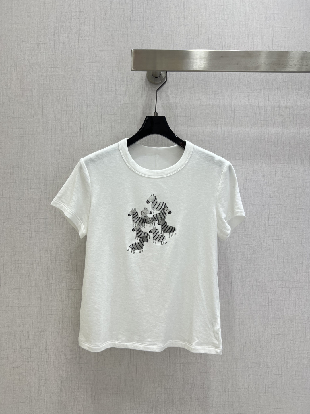 NO:796243,Highly recommended 26 early spring new style pony pattern round neck short-sleeved T-shirt. Highly customized imported fabric. Comfortable and breathable. Versatile style. The upper body is very advanced. The craftsmanship depends on the details. Two colors. SML code. High quality ABC, T-shirt, tees, t-shirt,19860909强烈推荐 26早春新款 小马图案烫钻圆领短袖T恤 高定制进口面料 舒适透气 百搭款 上身非常高级 工艺看细节 两个色 SML码 高品质ABC,,T-shirt,tees，t-shirt,,Women's clothing