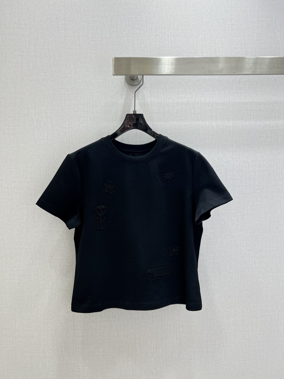 NO:796239,Highly recommended for the early spring of 26. Top-stitched flower beads round neck short-sleeved T-shirt. Highly customized imported fabric. Comfortable and breathable. Versatile. The upper body is very advanced. The craftsmanship depends on the details. Two colors. SML code. High-quality ABC, T-shirt, tees, t-shirt,19860909强烈推荐 26早春新款 明线花朵珠子圆领短袖T恤 高定制进口面料 舒适透气 百搭款 上身非常高级 工艺看细节 两个色 SML码 高品质ABC,,T-shirt,tees，t-shirt,,Women's clothing