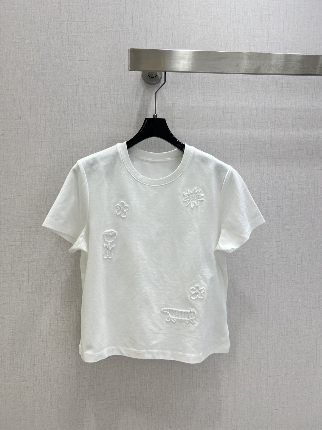 NO:796235,Highly recommended for the early spring of 26. Top-stitched flower beads round neck short-sleeved T-shirt. Highly customized imported fabric. Comfortable and breathable. Versatile. The upper body is very advanced. The craftsmanship depends on the details. Two colors. SML code. High-quality ABC, T-shirt, tees, t-shirt,19860909强烈推荐 26早春新款 明线花朵珠子圆领短袖T恤 高定制进口面料 舒适透气 百搭款 上身非常高级 工艺看细节 两个色 SML码 高品质ABC,,T-shirt,tees，t-shirt,,Women's clothing