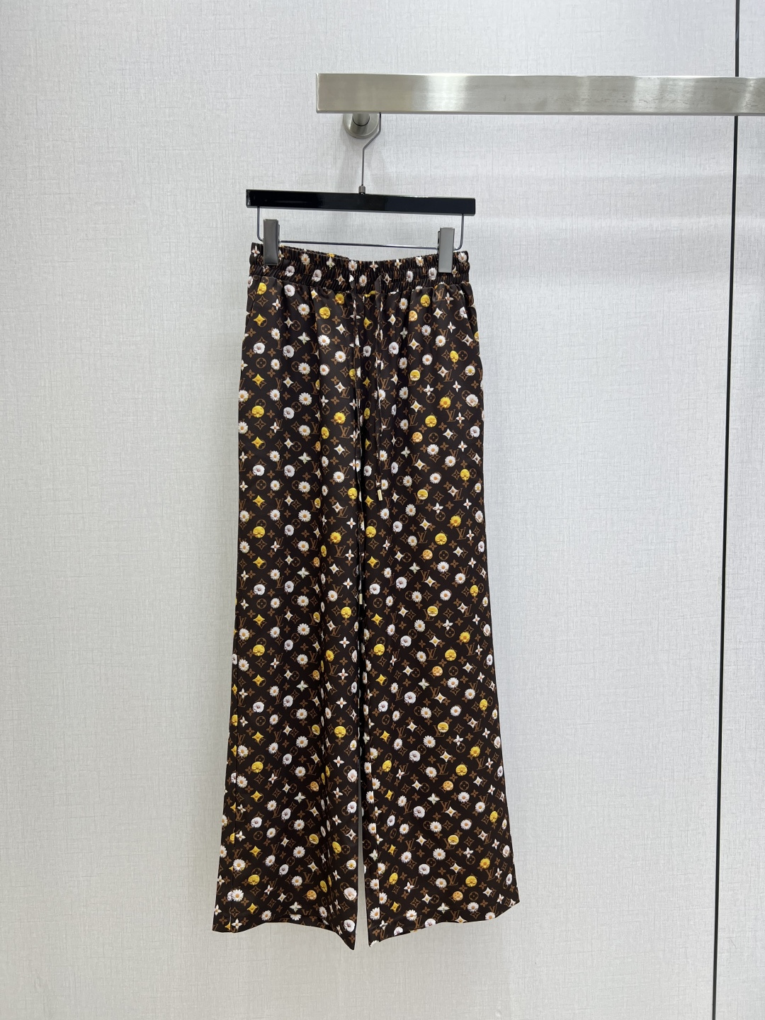 NO:797398,Highly recommended 26 spring and summer new style, presbyopic mesh shirt, presbyopic drawstring trousers, separate batches, slightly see-through shirt, vaguely fashionable and discreet, cute style, full of small details, great points. Exquisite workmanship, age-reducing fashion, good HOLD style, won the hearts of fairies, soft and textured, classic, one color, SML code, high quality, shirts,19860909强烈推荐 26春夏新款 老花网纱衬衫老花抽绳长裤 分开批 衬衣微透视 若隐若现时尚小心机 可A可乖的风格,满满小细节太加分了.做工精致 减龄时尚 好HOLD住造型 深得仙女心 柔软有质感 经典之作 一个色 SML码 高品,,shirts,,Women's clothing