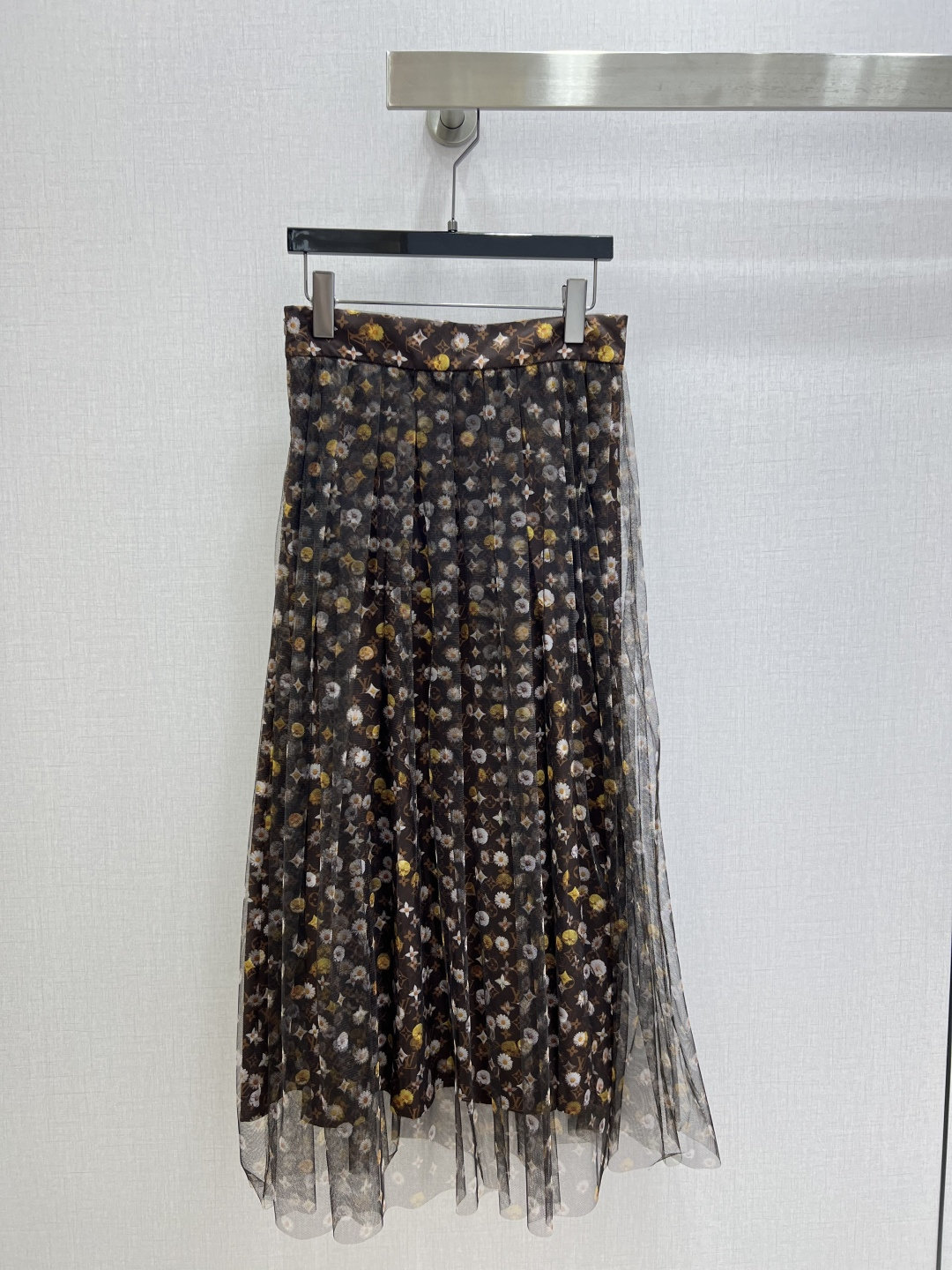 NO:797413,Highly recommended 26 spring and summer new style, presbyopic mesh long skirt, high-end and elegant, soft and comfortable, full of high-end sense of wear, innovative fabrics, light and soft, the actual product is very good!  The upper body is fashionable and versatile, so beautiful!  High quality workmanship, look at the details, one color SML code, high quality ABC,,skirts,19860909强烈推荐 26春夏新款 老花网纱长半裙 高级大气 柔软很舒服 满满的穿搭高级感 创新面料 轻盈柔软 实物非常赞！上身洋气百搭,美美哒！高品质做工看细节 一个色 SML码 高品质ABC,,skirts,,Women's clothing