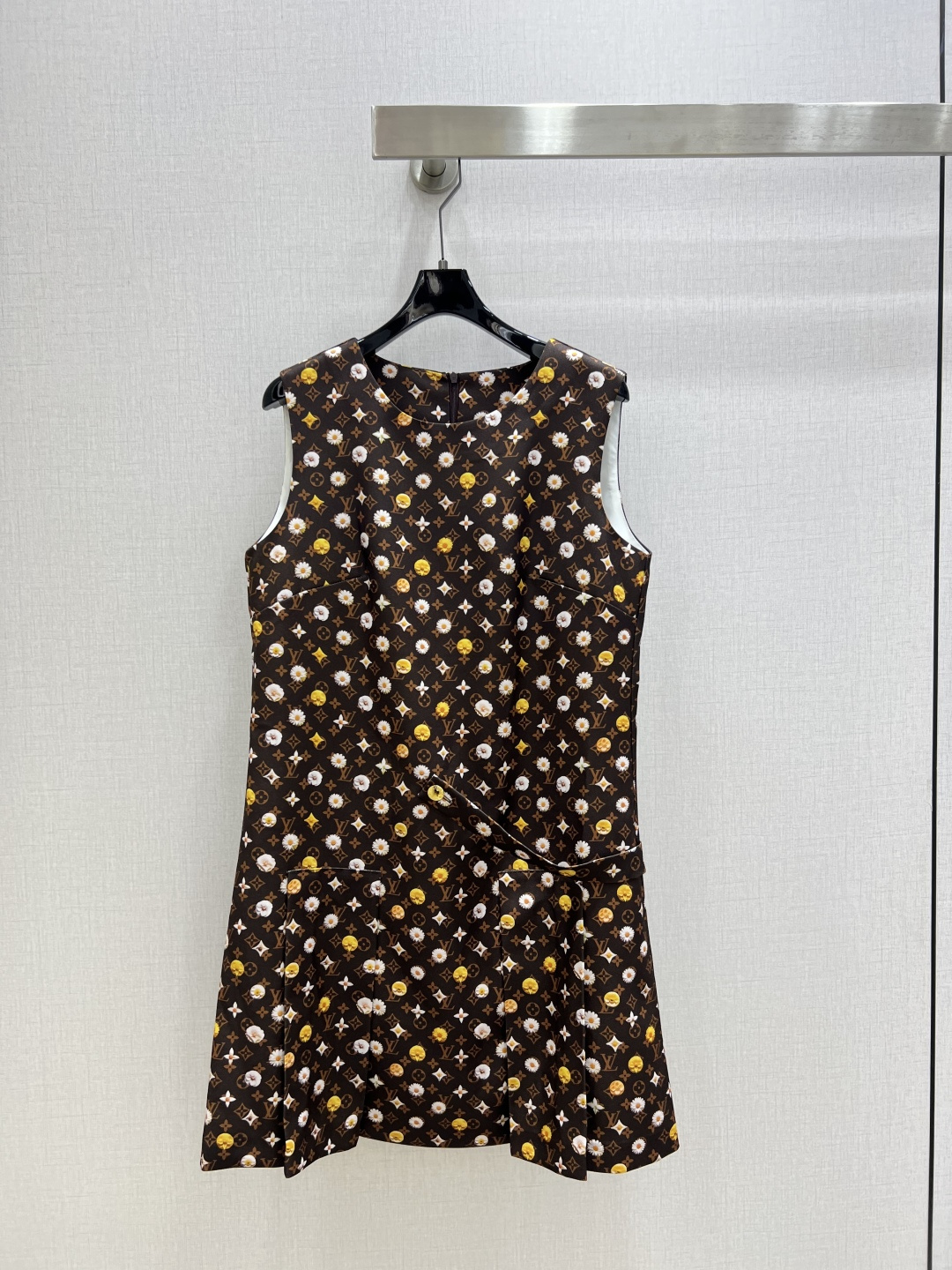 NO:797401,Highly recommended 26 spring and summer new presbyopic vest dress, classic design, the upper body is exquisite and capable, and it can be matched with ease!  The customized imported fabrics are crisp and stylish, with a full sense of high-end. Full of texture and fashionable, it is recommended to buy!  The quality of workmanship depends on the details. One color SML code. High quality ABC, skirts,19860909强烈推荐 26春夏新款 老花背心连衣裙 经典款设计 上身精致又干练得体,搭配起来随心应手！定制的进口面料挺括有型 满满的高级感.质感十足,时尚潮流 ,推荐入手！ 做工品质看细节 一个色 SML码 高品质ABC,,skirts,,Women's clothing