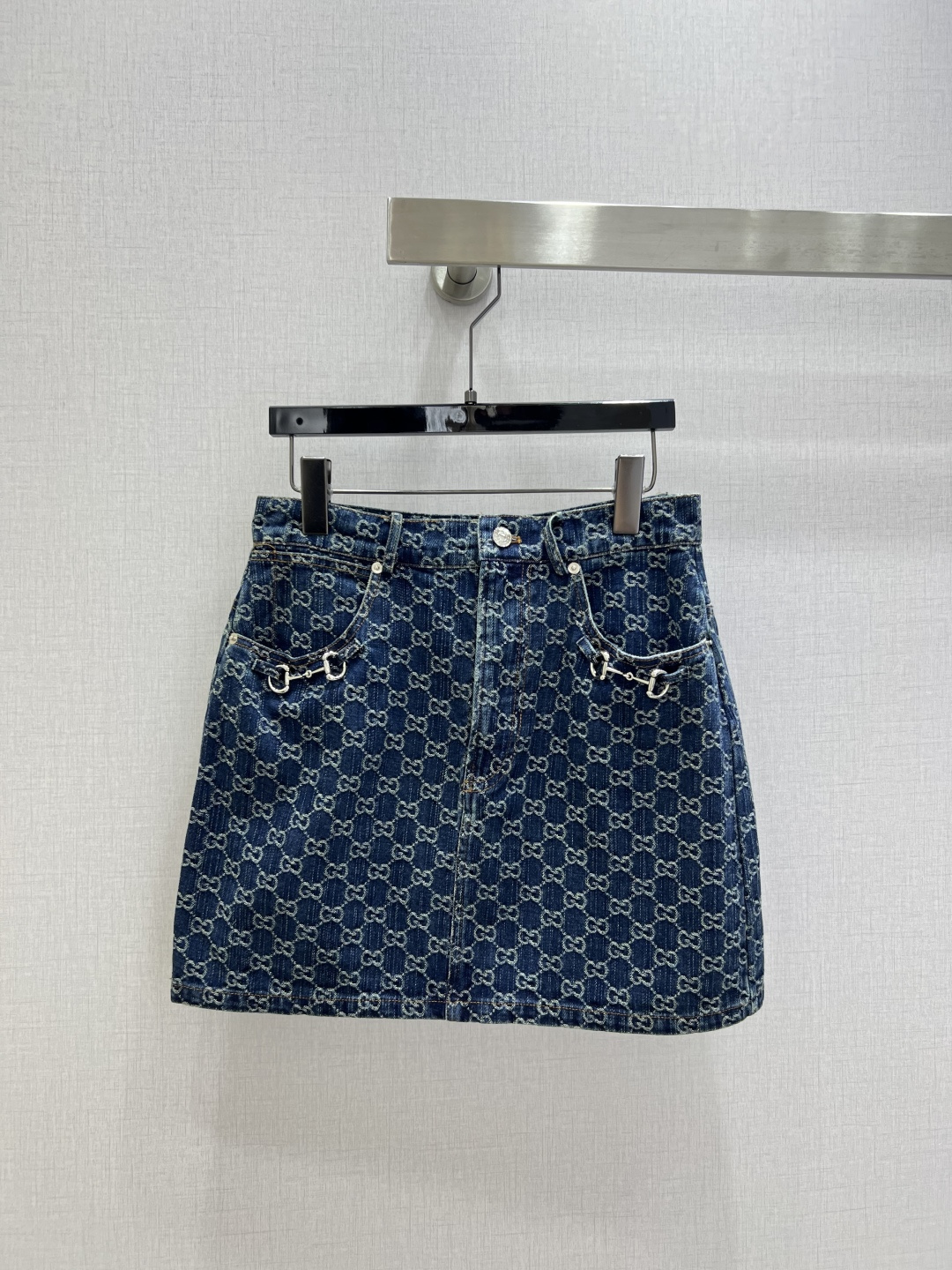 NO:797409,Highly recommended 26 spring and summer new jacquard horsebit denim skirt. High-end production ~ super fashionable new denim denim. The upper body is cool and sassy with a unique color tone. The texture is delicate and the cotton feels natural. It has a muscular yet soft feel. It is super beautiful!  The details and workmanship are super good, new products are in stock, open the box and grab them. One color SML code, high quality ABC, skirts,19860909强烈推荐 26春夏新款 提花马衔扣牛仔半裙 高版出品~超时髦新款丹宁牛仔 个性色调上身又酷又飒爽 纹理细腻,棉感自然,既有筋骨感又不失柔软,超级漂亮！细节做工超级好,新品现货开箱开抢 一个色 SML码 高品质ABC,,skirts,,Women's clothing