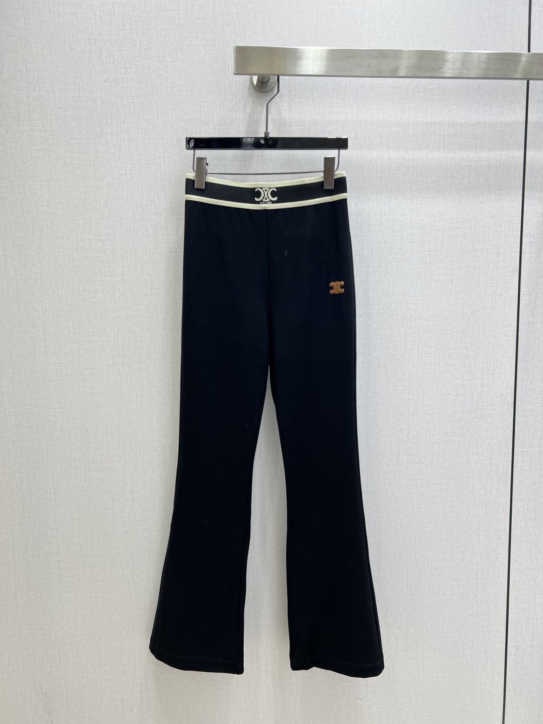 NO:797418,Highly recommended 26 spring and summer new style webbing logo boot-cut trousers, boot-cut mid-high waist elastic leggings, yoga pants, sports pants, fitness pants, tight and super slim, comfortable and easy to wear, making the body look slim and tall!  Super versatile, a must-have for a goddess’s wardrobe. Come and place an order. One color, SML code, high quality ABC,,19860909强烈推荐 26春夏新款 织带标志微喇长裤 微喇中高腰弹力打底裤,瑜珈裤,运动裤,健身裤,紧身超显瘦 舒适好穿上身显瘦又高挑！ 超百搭 女神衣橱必备款.砸单过来吧 一个色 SML码 高品质ABC,,,Women's clothing