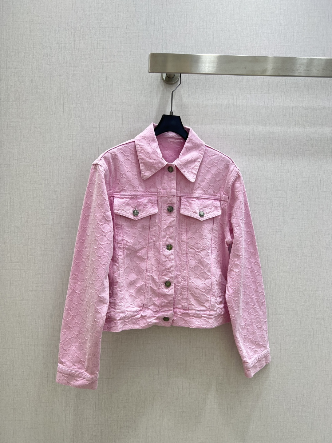 NO:797405,Highly recommended 26 spring and summer new jacquard denim double pocket jacket produced by Rocket Speed!  The whole piece is three-dimensional tailoring. It is all-round and exquisite. The upper body is super covered and slimming. The proportion of the legs is super stretched. It is simple. It gives a refreshing and fashionable sense of high-end. It is elegant and fashionable in daily life. It is very versatile. The color is very beautiful. The fabric is high-end and textured. One color SML code. High quality ABC, jackets & coats,19860909强烈推荐 26春夏新款 提花牛仔双口袋外套 火箭速度出品！整件立体剪裁 全方位精致做上身超级遮肉显瘦 超拉腿部比例 简简单单 穿出清爽时髦的高级感 日常优雅又时髦巨百搭 颜色很好看 面料高级又有质感 一个色 SML码 高品质ABC,,jackets & coats,,Women's clothing