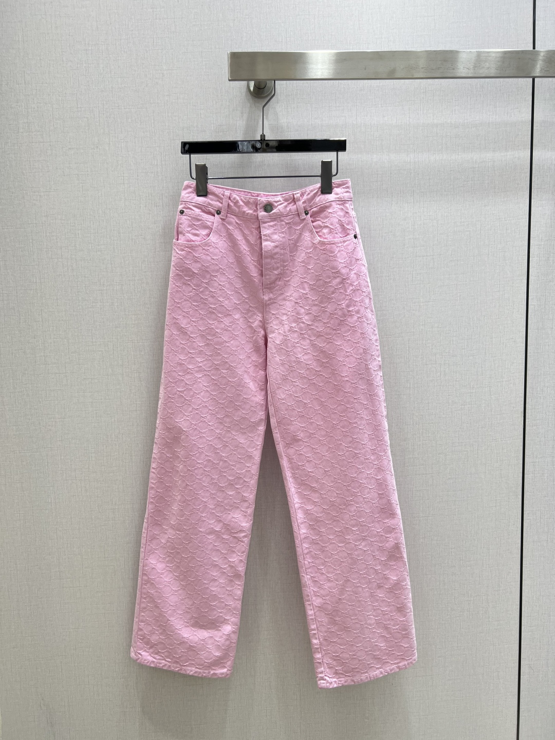 NO:797420,Highly recommended 26 spring and summer new jacquard denim straight trousers produced by Rocket Speed!  The three-dimensional tailoring of the whole piece is all-round and exquisite. The upper body is super covered and slimming. The proportion of the legs is super stretched. It is simple. It gives a refreshing and fashionable sense of high-end. It is elegant and fashionable in daily life. It is very versatile. The color is very beautiful. The fabric is high-end and textured. One color SML code, high quality ABC,,19860909强烈推荐 26春夏新款 提花牛仔直筒长裤 火箭速度出品！整件立体剪裁 全方位精致做上身超级遮肉显瘦 超拉腿部比例 简简单单 穿出清爽时髦的高级感 日常优雅又时髦巨百搭 颜色很好看 面料高级又有质感 一个色 SML码 高品质ABC,,,Women's clothing