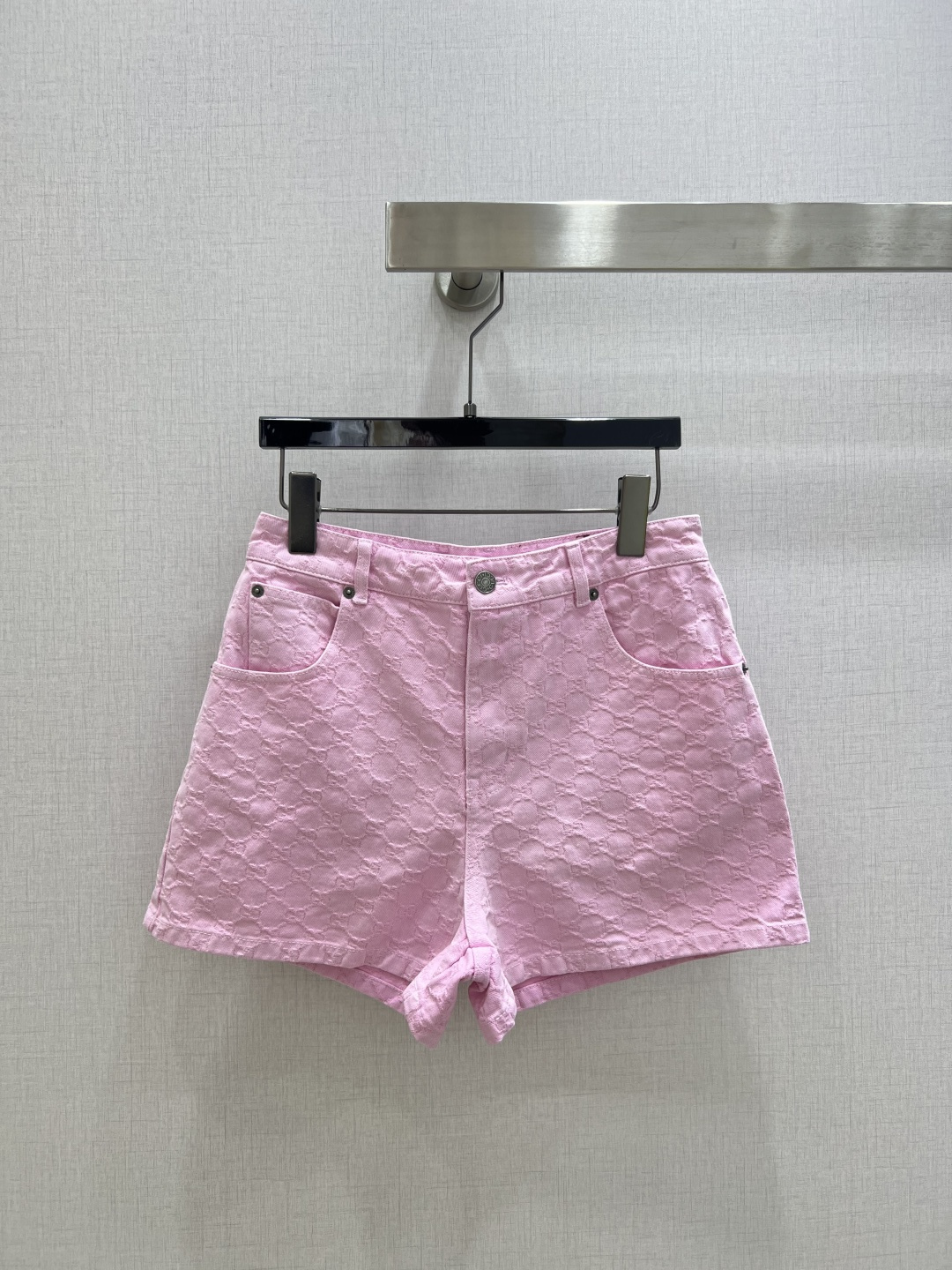 NO:797408,Highly recommended 26 spring and summer new jacquard denim shorts produced by Rocket Speed!  The three-dimensional tailoring of the whole piece is all-round and exquisite. The upper body is super covered and slimming. The proportion of the legs is super stretched. It is simple. It can be worn with a refreshing and fashionable sense of high-end. It is elegant and fashionable in daily life. It is very versatile. The color is very beautiful. The fabric is high-end and textured. One color SML code. High quality ABC,,shorts,19860909强烈推荐 26春夏新款 提花牛仔短裤 火箭速度出品！整件立体剪裁 全方位精致做上身超级遮肉显瘦 超拉腿部比例 简简单单 穿出清爽时髦的高级感 日常优雅又时髦巨百搭 颜色很好看 面料高级又有质感 一个色 SML码 高品质ABC,,shorts,,Women's clothing
