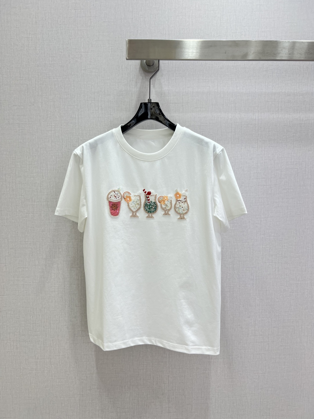 NO:797343,Highly recommended 26 spring and summer new short-sleeved T-shirt with cup beading pattern; made of cotton fabric with soft and delicate texture; custom-made washed wheat accessories. The fit is comfortable and good-looking!  Two colors SML code high quality ABC,,T-shirt,tees,t-shirt,19860909强烈推荐 26春夏新款 杯子钉珠图案短袖T恤；采用棉面料质感柔软细腻；定制洗水麦辅料齐.版型合身上身效果舒适好看！两个色 SML码 高品质ABC,,T-shirt,tees，t-shirt,,Women's clothing