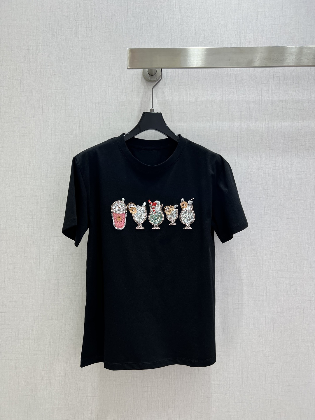 NO:797346,Highly recommended 26 spring and summer new short-sleeved T-shirt with cup beading pattern; made of cotton fabric with soft and delicate texture; custom-made washed wheat accessories. The fit is comfortable and good-looking!  Two colors SML code high quality ABC,,T-shirt,tees,t-shirt,19860909强烈推荐 26春夏新款 杯子钉珠图案短袖T恤；采用棉面料质感柔软细腻；定制洗水麦辅料齐.版型合身上身效果舒适好看！两个色 SML码 高品质ABC,,T-shirt,tees，t-shirt,,Women's clothing