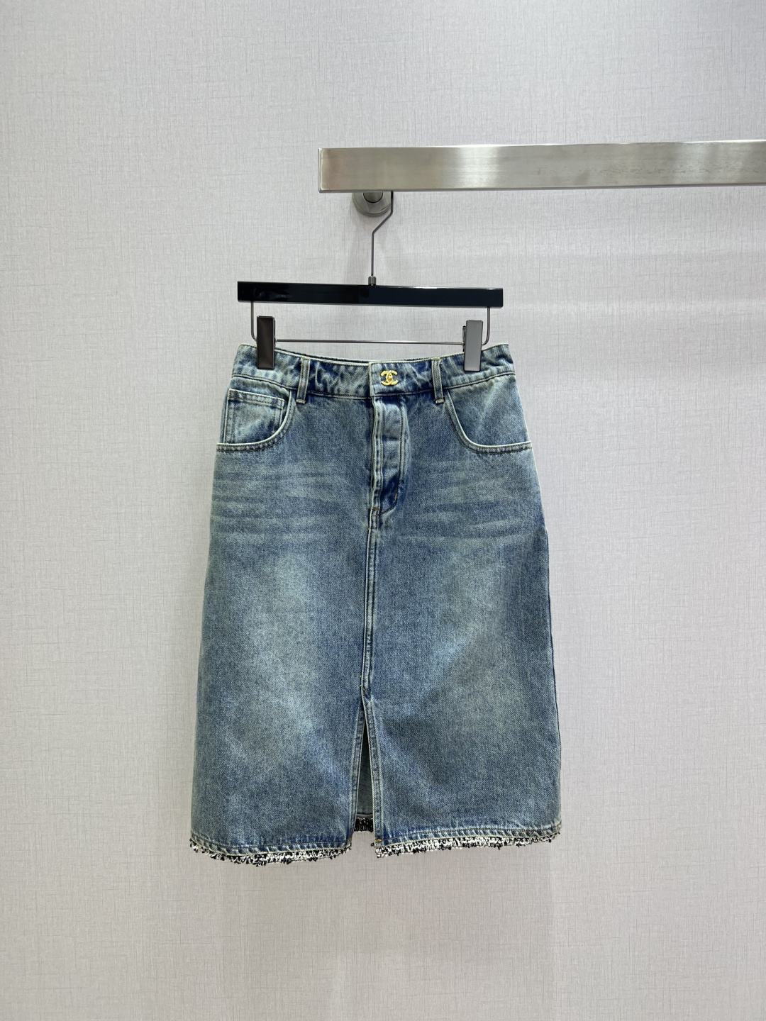 NO:797403,Highly recommended 26 spring and summer new style, contrasting color raw edge round neck denim jacket pocket double C raw edge denim long skirt, separate batches, high-end production ~ super fashionable new denim denim, personalized color upper body, cool and sassy, ​​fine texture, natural cotton feel, both muscular and soft, super beautiful!  The details and workmanship are super good, new products are in stock, one color SML code, high quality, skirts, jackets & coats,19860909强烈推荐 26春夏新款 撞色毛边圆领牛仔外套口袋双C毛边牛仔长半裙 分开批 高版出品~超时髦新款丹宁牛仔 个性色调上身又酷又飒爽 纹理细腻,棉感自然,既有筋骨感又不失柔软,超级漂亮！细节做工超级好,新品现货开抢 一个色 SML码 高品,,skirts,jackets & coats,,Women's clothing
