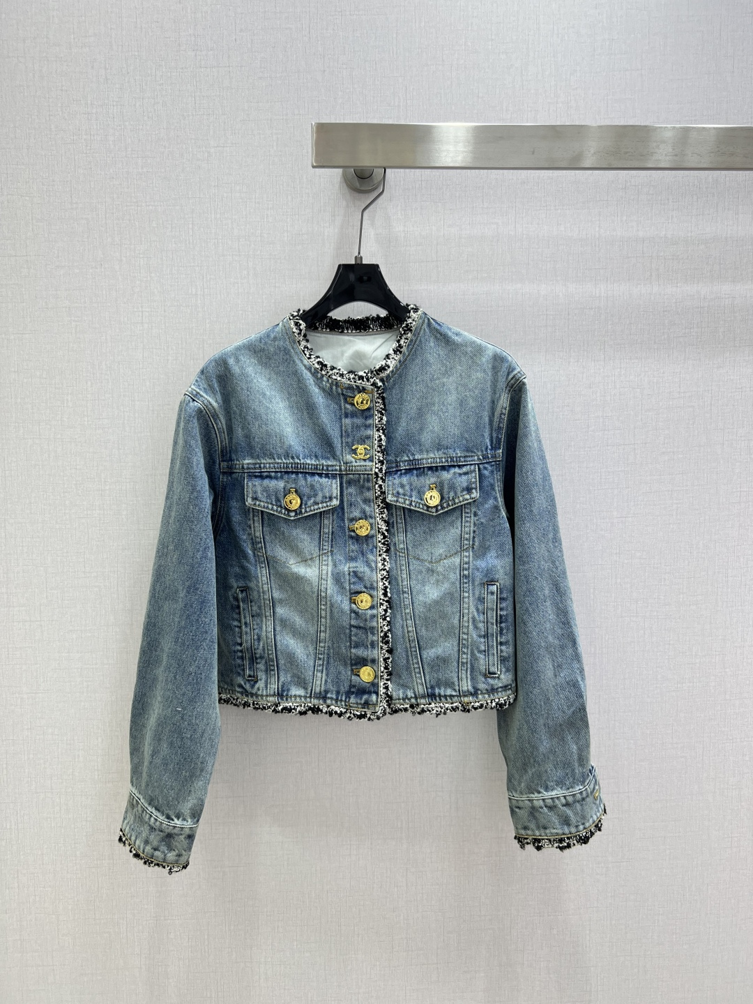 NO:797397,Highly recommended 26 spring and summer new style, contrasting color raw edge round neck denim jacket pocket double C raw edge denim long skirt, separate batches, high-end production ~ super fashionable new denim denim, personalized color upper body, cool and sassy, ​​fine texture, natural cotton feel, both muscular and soft, super beautiful!  The details and workmanship are super good, new products are in stock, one color SML code, high quality outerwear, skirts, jackets & coats,19860909强烈推荐 26春夏新款 撞色毛边圆领牛仔外套口袋双C毛边牛仔长半裙 分开批 高版出品~超时髦新款丹宁牛仔 个性色调上身又酷又飒爽 纹理细腻,棉感自然,既有筋骨感又不失柔软,超级漂亮！细节做工超级好,新品现货开抢 一个色 SML码 高品质外,,skirts,jackets & coats,,Women's clothing