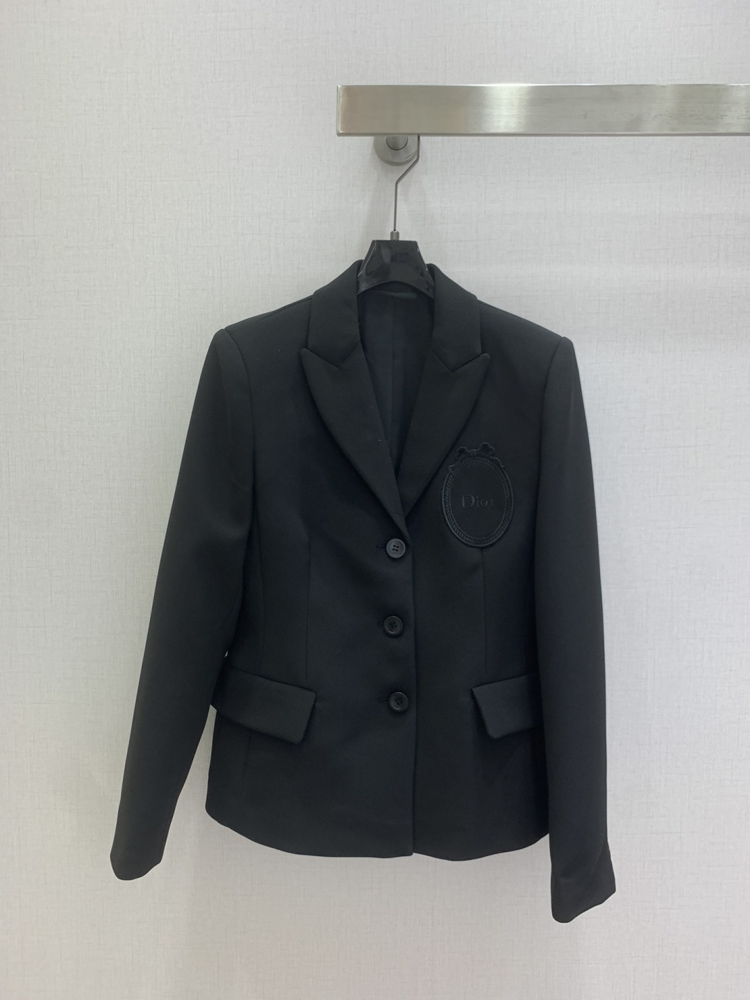 NO:797386,Highly recommended 26 early spring new style badge embroidered waisted suit jacket, full of texture, more advanced craftsmanship, fashionable and perfectly showing the brand style charm, versatile and temperamental daily essential item, the upper body is more trendy and fashionable, two colors SMLXL code, high quality ABC,, jackets & coats, business suit,19860909强烈推荐 26早春新款 徽章刺绣收腰西装外套 质感十足 工艺处质感更为高级 时髦完美呈现品牌风格魅力 百搭显气质日常必备单品 上身更具备潮流时髦感 两个色 SMLXL码 高品质ABC,,jackets & coats,business suit,,Women's clothing