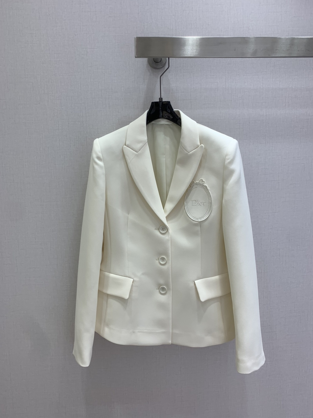 NO:797382,Highly recommended 26 early spring new style badge embroidered waisted suit jacket, full of texture, more advanced craftsmanship, fashionable and perfectly showing the brand style charm, versatile and temperamental daily essential item, the upper body is more trendy and fashionable, two colors SMLXL code, high quality ABC,, jackets & coats, business suit,19860909强烈推荐 26早春新款 徽章刺绣收腰西装外套 质感十足 工艺处质感更为高级 时髦完美呈现品牌风格魅力 百搭显气质日常必备单品 上身更具备潮流时髦感 两个色 SMLXL码 高品质ABC,,jackets & coats,business suit,,Women's clothing