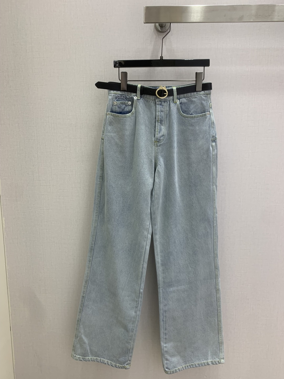 NO:797369,Highly recommended for 26 early spring new style, pocket embroidered denim trousers with belt, nostalgic series, plain denim with distressed effect, high appearance, versatile and worry-free, just a very clean feeling, a must-have for everyone, really great!  Washed denim cotton that feels very comfortable, aged fermentation style, one color, SMLXL code, high quality ABC,,19860909强烈推荐 26早春新款 口袋绣花牛仔长裤 配腰带 怀旧感系列 做旧效果素颜牛仔 高颜值 百搭无烦恼 就是很干净的感觉 人手必备 真的很赞！ 手感很舒服的洗水牛仔棉 做旧酵洗造型 一个色 SMLXL码 高品质ABC,,,Women's clothing