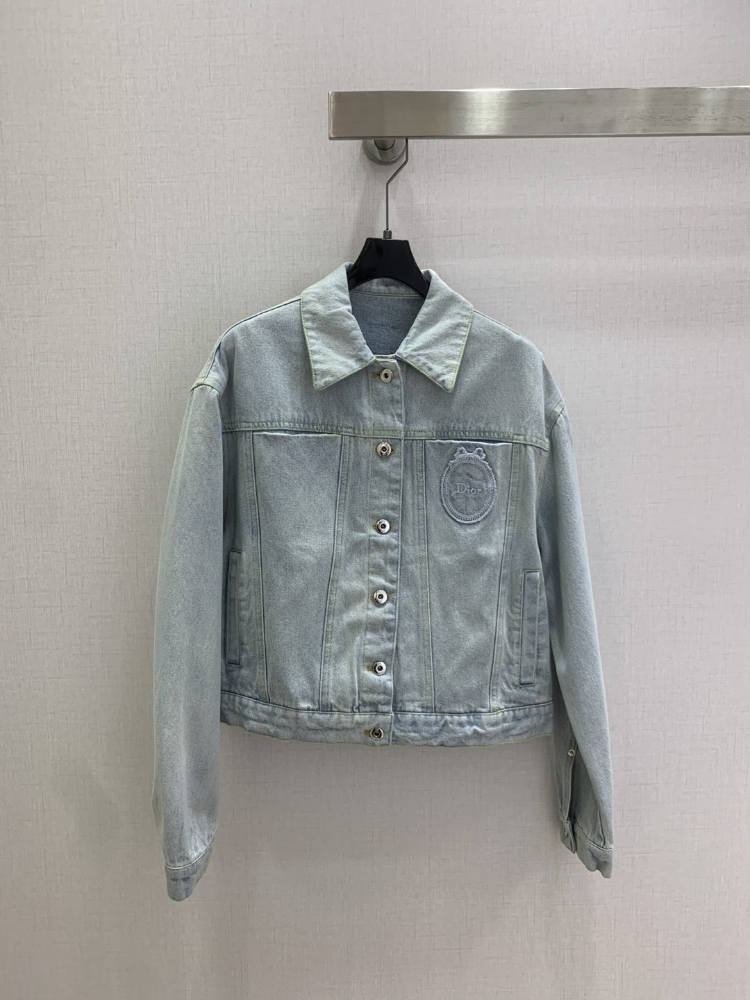 NO:797363,Highly recommended for the early spring of 26, the new coat with lapel badge embroidery, nostalgic series, plain denim with distressed effect, good appearance, versatile and trouble-free, just a very clean feeling, a must-have for everyone, really great!  Washed denim cotton that feels very comfortable, aged and fermented, one color, SMLXL code, high quality ABC, jackets & coats,19860909强烈推荐 26早春新款 翻领徽章刺绣外套 怀旧感系列 做旧效果素颜牛仔 高颜值 百搭无烦恼 就是很干净的感觉 人手必备 真的很赞！ 手感很舒服的洗水牛仔棉 做旧酵洗造型 一个色 SMLXL码 高品质ABC,,jackets & coats,,Women's clothing