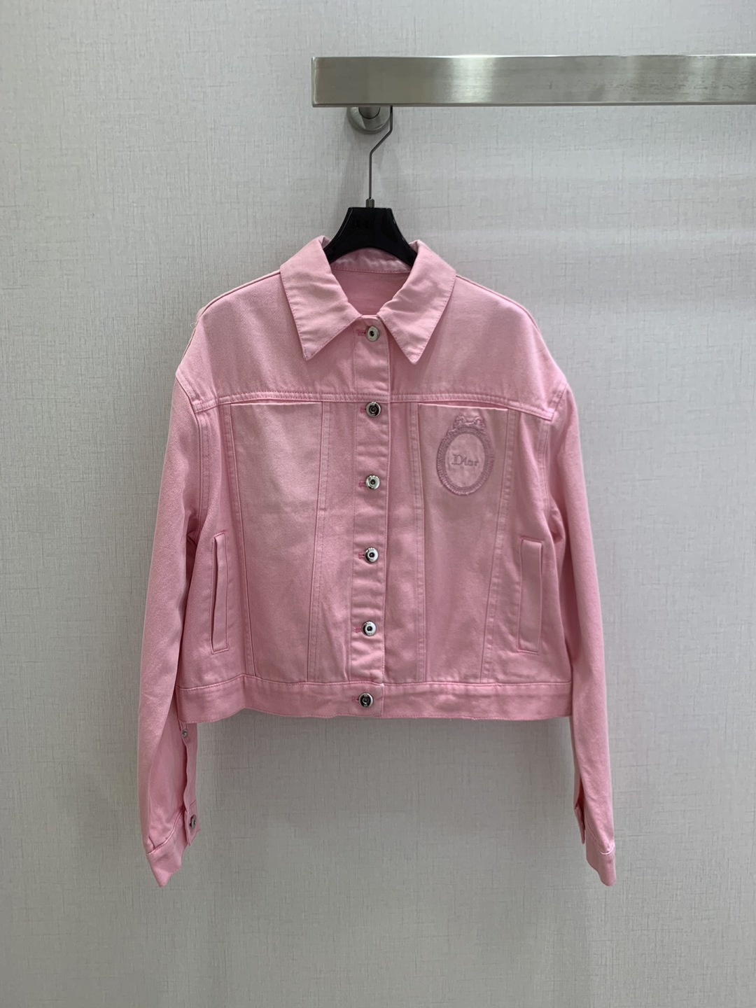 NO:797351,Highly recommended 26 early spring new style lapel badge embroidered jacket belt raw edge skirt separate batches produced at rocket speed!  The whole piece is three-dimensional tailoring. It is all-round and exquisite. It super covers the flesh and looks slim. It is super slimming in the legs. It is simple. It gives a refreshing and fashionable sense of high-end. It is elegant and fashionable in daily life. It is very versatile. The color is very beautiful. The fabric is high-end and textured. One color SMLXL code. High-quality outerwear, skirts, jackets & coats,19860909强烈推荐 26早春新款 翻领徽章刺绣外套腰带毛边半裙 分开批 火箭速度出品！整件立体剪裁 全方位精致做上身超级遮肉显瘦 超拉腿部比例 简简单单 穿出清爽时髦的高级感 日常优雅又时髦巨百搭 颜色很好看 面料高级又有质感 一个色 SMLXL码 高品质外,,skirts,jackets & coats,,Women's clothing