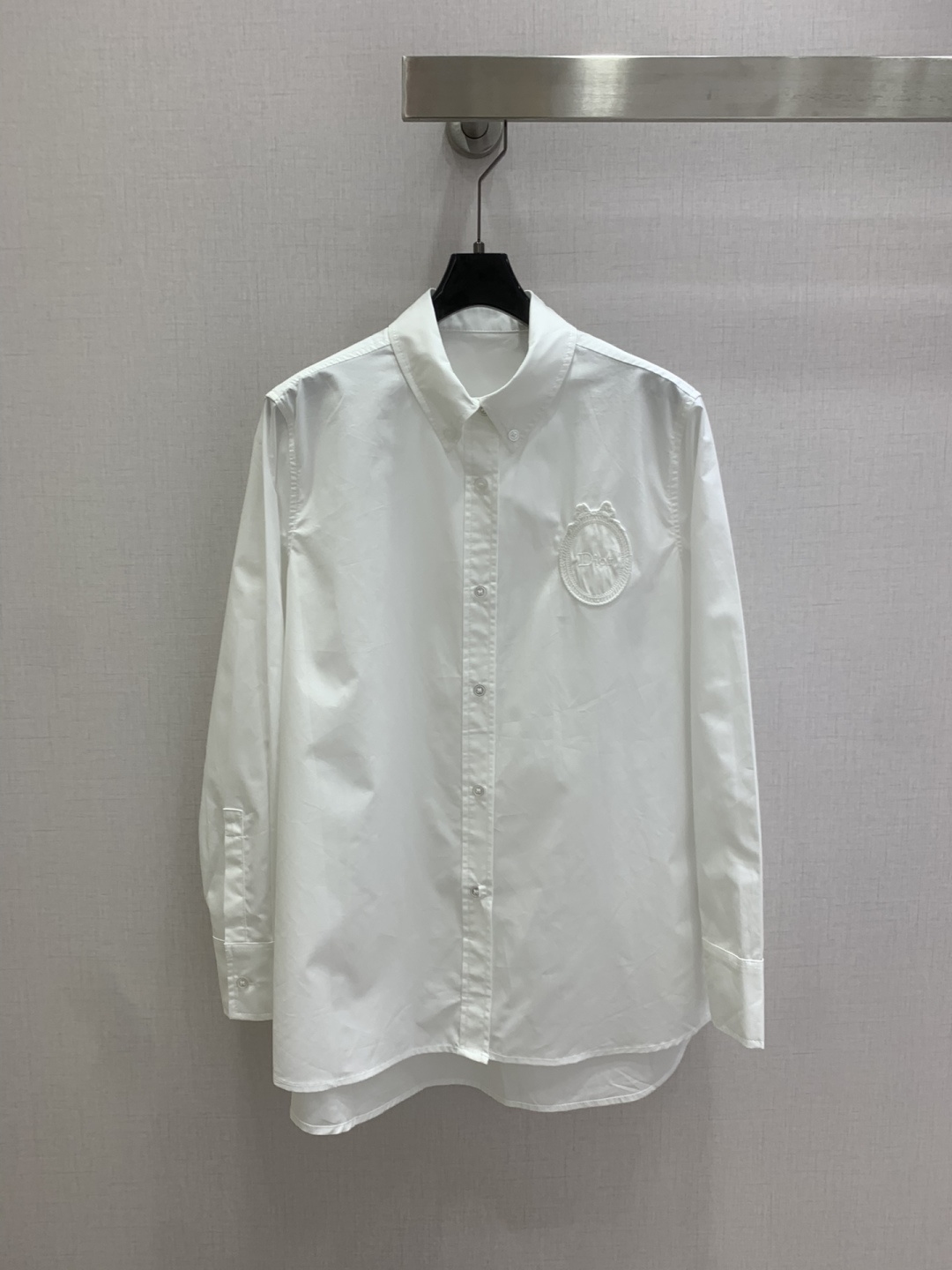 NO:797374,Highly recommended 26 early spring new long-sleeved shirt with embroidered badge. Low-key luxury three-dimensional tailoring. Streamlined line design. Noble and elegant with gentle and intellectual temperament. Imported special materials. You will be amazed when you receive it. The texture of the customized fabric is amazing!  One color SMLXL code high quality ABC, shirts,19860909强烈推荐 26早春新款 徽章刺绣长袖衬衫 低调奢华立体剪裁 精简线条感设计 高贵典雅又尽显温柔知性的气质 进口特殊材质 收到手会很惊艳 定制面料质感超赞！一个色 SMLXL码 高品质ABC,,shirts,,Women's clothing