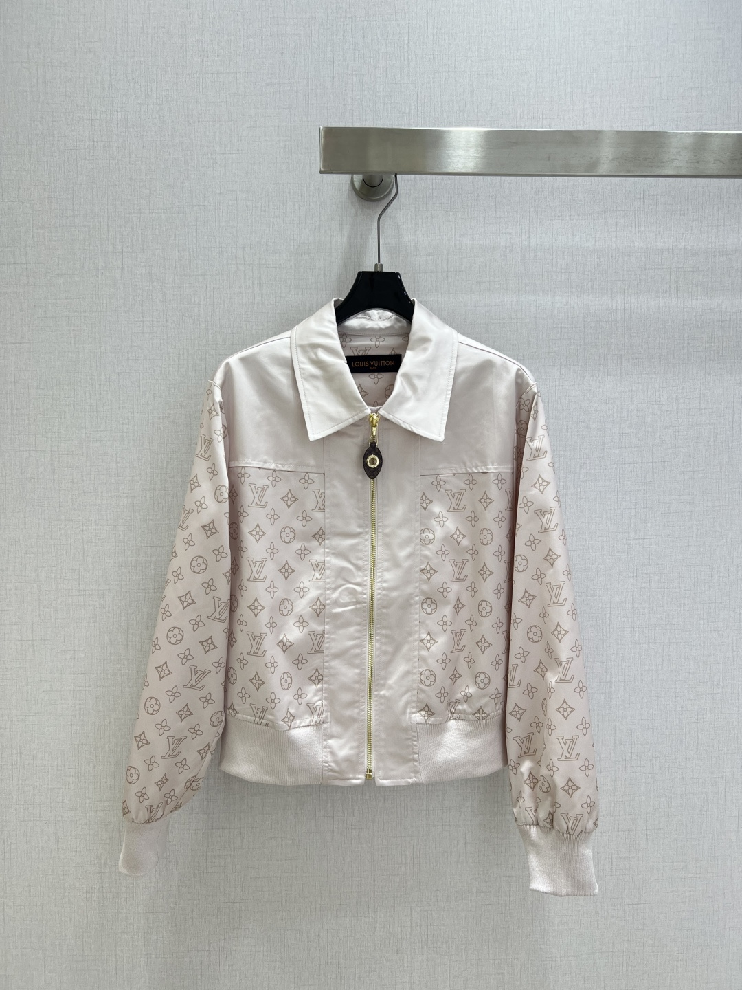 NO:797827,Highly recommended for the early spring of 26, the new spliced ​​printed zipper jacket is an instant hit after shipment. The special material has a texture. Every small detail is paid great attention to. It has just the right sense of high-end. Three-dimensional tailoring makes the upper body of the garment more refined and western-style. The mold is customized for decoration. The real thing is amazing!  Fine workmanship, look at the details, one color SML code, high quality ABC,,jackets & coats,jackets & coats,19860909强烈推荐 26早春新款 拼接印花拉链夹克外套 出货即爆单 特殊材质有肌理感 每个小细节都非常注重 恰到好处的高级感 立体剪裁 让成衣上身更为精致洋气 开模定制装饰 实物太赞啦！做工精细看细节 一个色 SML码 高品质ABC,,jackets & coats,jackets & coats,,Women's clothing