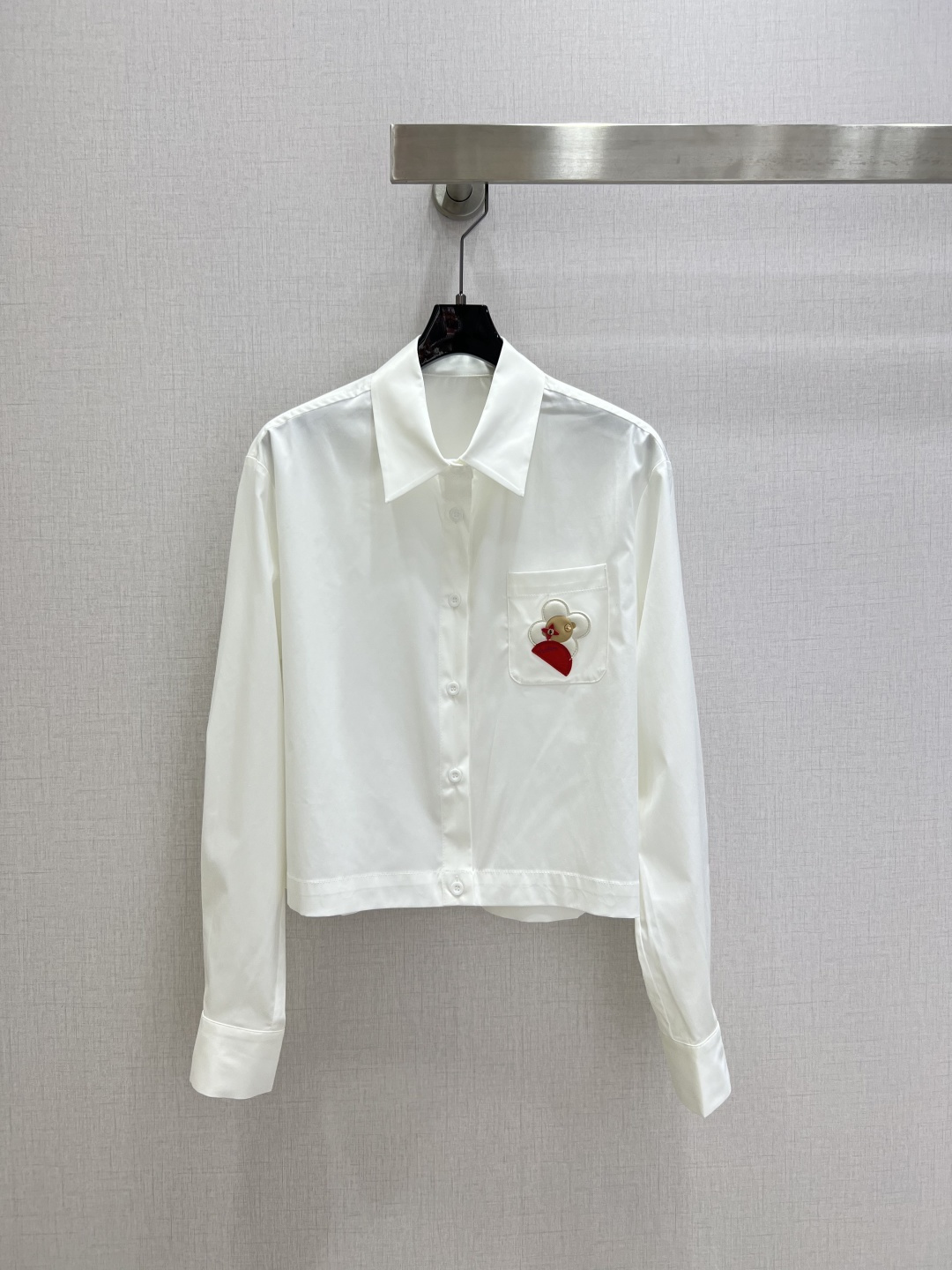 NO:797833,Highly recommended 26 early spring new short shirt with pocket embroidery. Low-key luxury three-dimensional tailoring. Streamlined line design. Noble and elegant with gentle and intellectual temperament. Imported special materials. You will be amazed when you receive it. The texture of the customized fabric is amazing!  One color SML code high quality ABC, shirts,19860909强烈推荐 26早春新款 口袋绣品短款衬衫 低调奢华立体剪裁 精简线条感设计 高贵典雅又尽显温柔知性的气质 进口特殊材质 收到手会很惊艳 定制面料质感超赞！一个色 SML码 高品质ABC,,shirts,,Women's clothing
