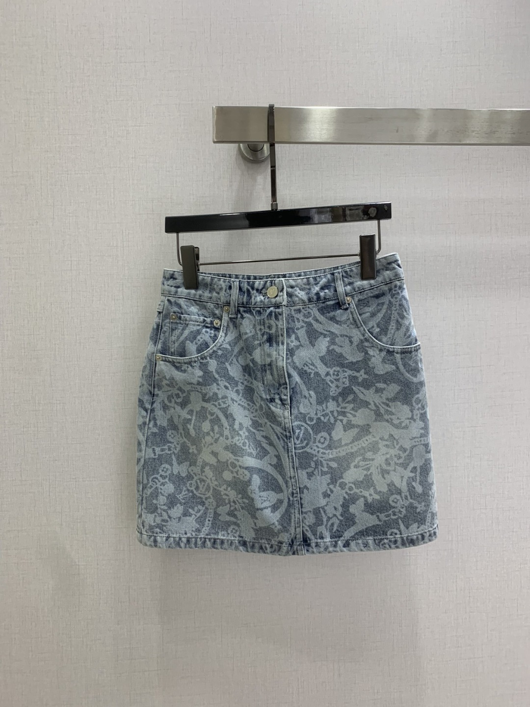 NO:797337,Highly recommended 26 early spring new style retro printed denim skirt, nostalgic series, plain denim with distressed effect, good appearance, versatile and worry-free, just a very clean feeling, a must-have for everyone, really great!  Washed denim cotton that feels very comfortable, aged and fermented style, one color SML code, high quality ABC,,skirts,19860909强烈推荐 26早春新款 复古印花牛仔半裙 怀旧感系列 做旧效果素颜牛仔 高颜值 百搭无烦恼 就是很干净的感觉 人手必备 真的很赞！ 手感很舒服的洗水牛仔棉 做旧酵洗造型 一个色 SML码 高品质ABC,,skirts,,Women's clothing