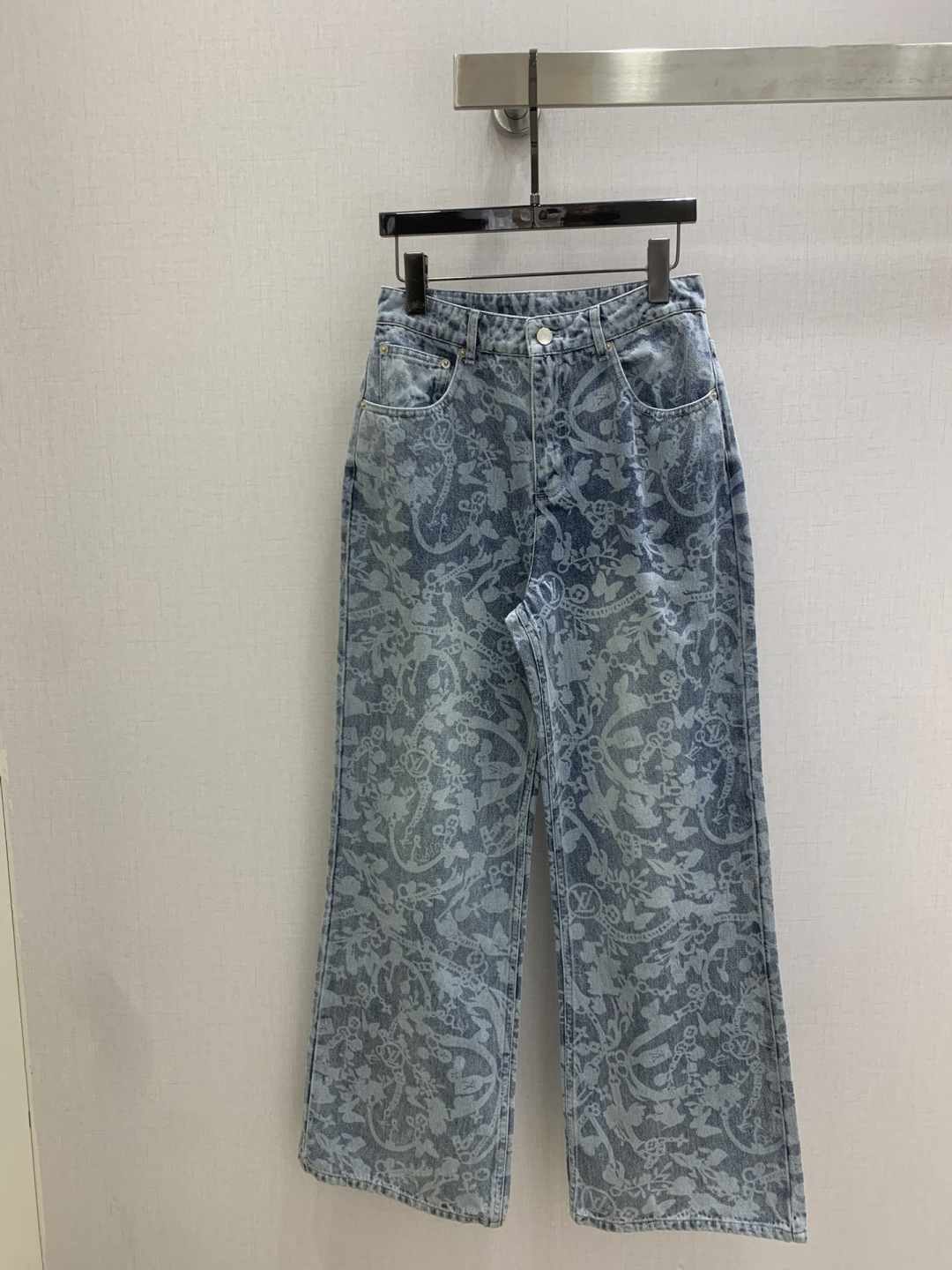 NO:797333,Highly recommended 26 early spring new style retro printed denim trousers, nostalgic series, plain denim with distressed effect, good appearance, versatile and worry-free, just a very clean feeling, a must-have for everyone, really great!  Washed denim cotton that feels very comfortable, aged fermentation-washed shape, one color, SML code, high quality ABC,,19860909强烈推荐 26早春新款 复古印花牛仔长裤 怀旧感系列 做旧效果素颜牛仔 高颜值 百搭无烦恼 就是很干净的感觉 人手必备 真的很赞！ 手感很舒服的洗水牛仔棉 做旧酵洗造型 一个色 SML码 高品质ABC,,,Women's clothing