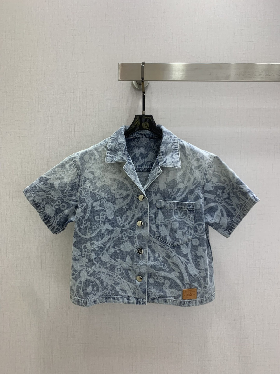 NO:797329,Highly recommended 26 early spring new style, retro printed denim short-sleeved top, nostalgic series, plain denim with distressed effect, good appearance, versatile and worry-free, just a very clean feeling, a must-have for everyone, really great!  Washed denim cotton that feels very comfortable, aged and fermented, one color SML code, high quality ABC, T-shirt,19860909强烈推荐 26早春新款 复古印花牛仔短袖上衣 怀旧感系列 做旧效果素颜牛仔 高颜值 百搭无烦恼 就是很干净的感觉 人手必备 真的很赞！ 手感很舒服的洗水牛仔棉 做旧酵洗造型 一个色 SML码 高品质ABC,,T-shirt,,Women's clothing