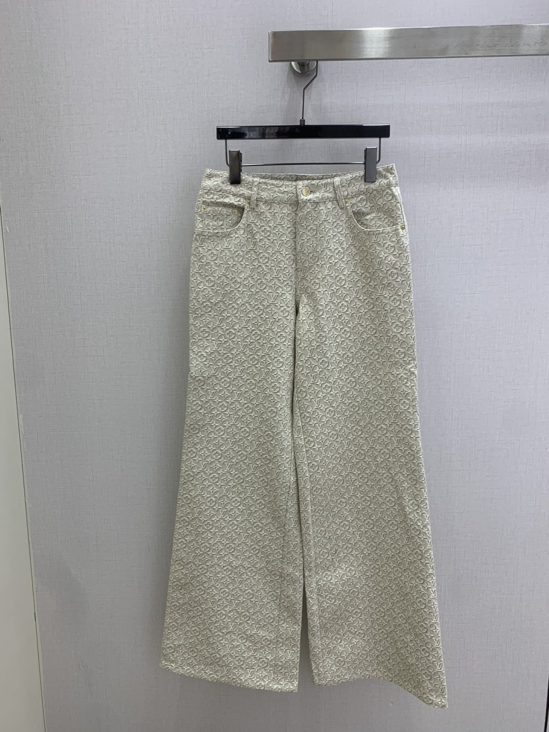 NO:797332,Highly recommended 26 early spring new style jacquard wide-leg trousers, jacquard original fabric, produced at Rocket Speed!  The three-dimensional tailoring of the whole piece is all-round and exquisite. The upper body is super covered and slimming. The proportion of the legs is super stretched. It is simple. It gives a refreshing and fashionable sense of high-end. It is elegant and fashionable in daily life. It is very versatile. The color is very beautiful. The fabric is high-end and textured. One color SML code, high quality ABC,,19860909强烈推荐 26早春新款 提花阔腿长裤 提花原版面料 火箭速度出品！整件立体剪裁 全方位精致做上身超级遮肉显瘦 超拉腿部比例 简简单单 穿出清爽时髦的高级感 日常优雅又时髦巨百搭 颜色很好看 面料高级又有质感 一个色 SML码 高品质ABC,,,Women's clothing