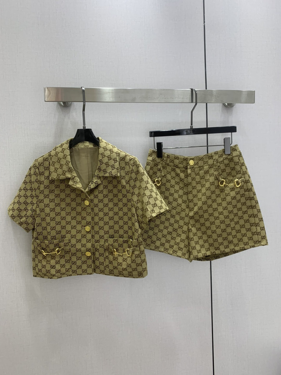 NO:797316,Highly recommended 26 early spring new style, presbyopic horsebit shorts suit, short suit jacket + shorts suit, double G jacquard fabric, horseshoe chain decoration, fashionable and elegant, one color SML code, high quality ABC, shorts, jackets & coats, business suit,19860909强烈推荐 26早春新款 老花马衔扣短裤套装 短款西装外套+短裤套装 双G提花面料 马蹄链条装饰 时尚大方 一个色 SML码 高品质ABC,,shorts,jackets & coats,business suit,,Women's clothing