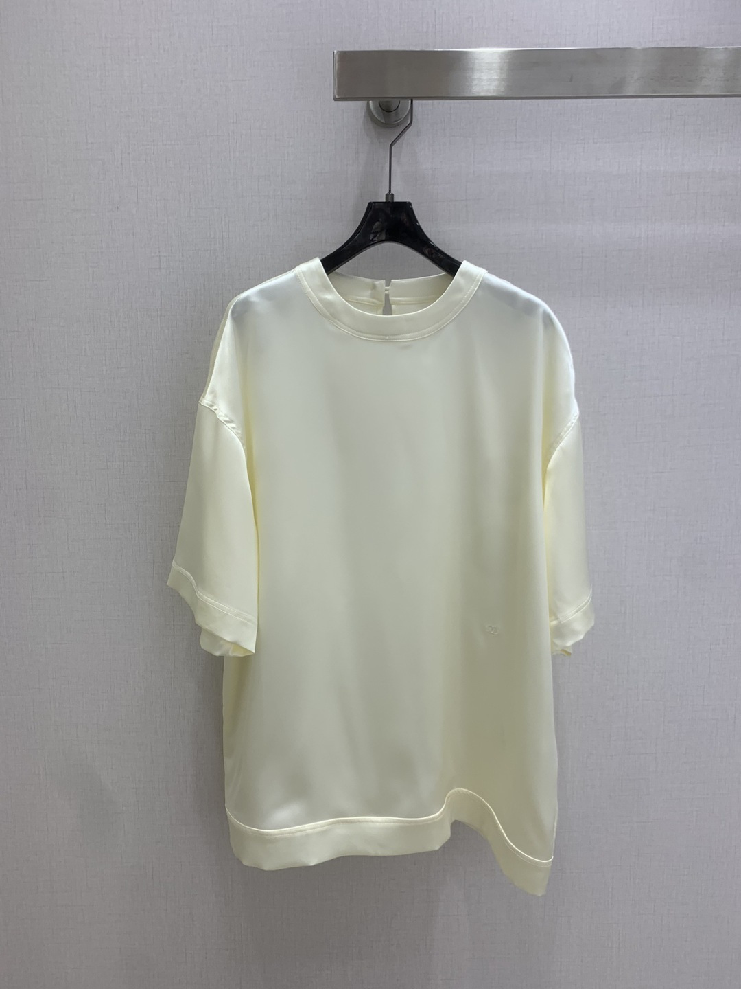 NO:797313,Highly recommended for spring and summer 26. Minimalist hollow short-sleeved top. Champagne color small fragrance top. Advanced custom-made satin ribbon. Smooth and glossy to make the skin transparent. Loose off-shoulder version hides flesh and is casual. Double logo embellishment on the hem. Low-key and generous and highlights the brand charm. Paired with denim shorts, it creates an effortless lazy atmosphere. It can be worn for daily outings or dates. It can be worn to give a gentle and relaxed sense of luxury. Simple but comes with exquisite filters. One color SML code  High quality ABC,,shorts,T-shirt,19860909强烈推荐 26春夏新款 极简镂空短袖上衣 香槟色小香风上衣 高级定制缎面面带 柔滑光泽感衬得肤色通透 宽松落肩版型藏肉又随性 衣下摆双Clogo点缀 低调大方又彰显品牌魅力 搭配牛仔短裤就是毫不费力的慵懒氛围 日常出街还是约会小聚 都能穿出温柔又松弛的高级感 简单却自带精致滤镜 一个色 SML码 高品质ABC,,shorts,T-shirt,,Women's clothing