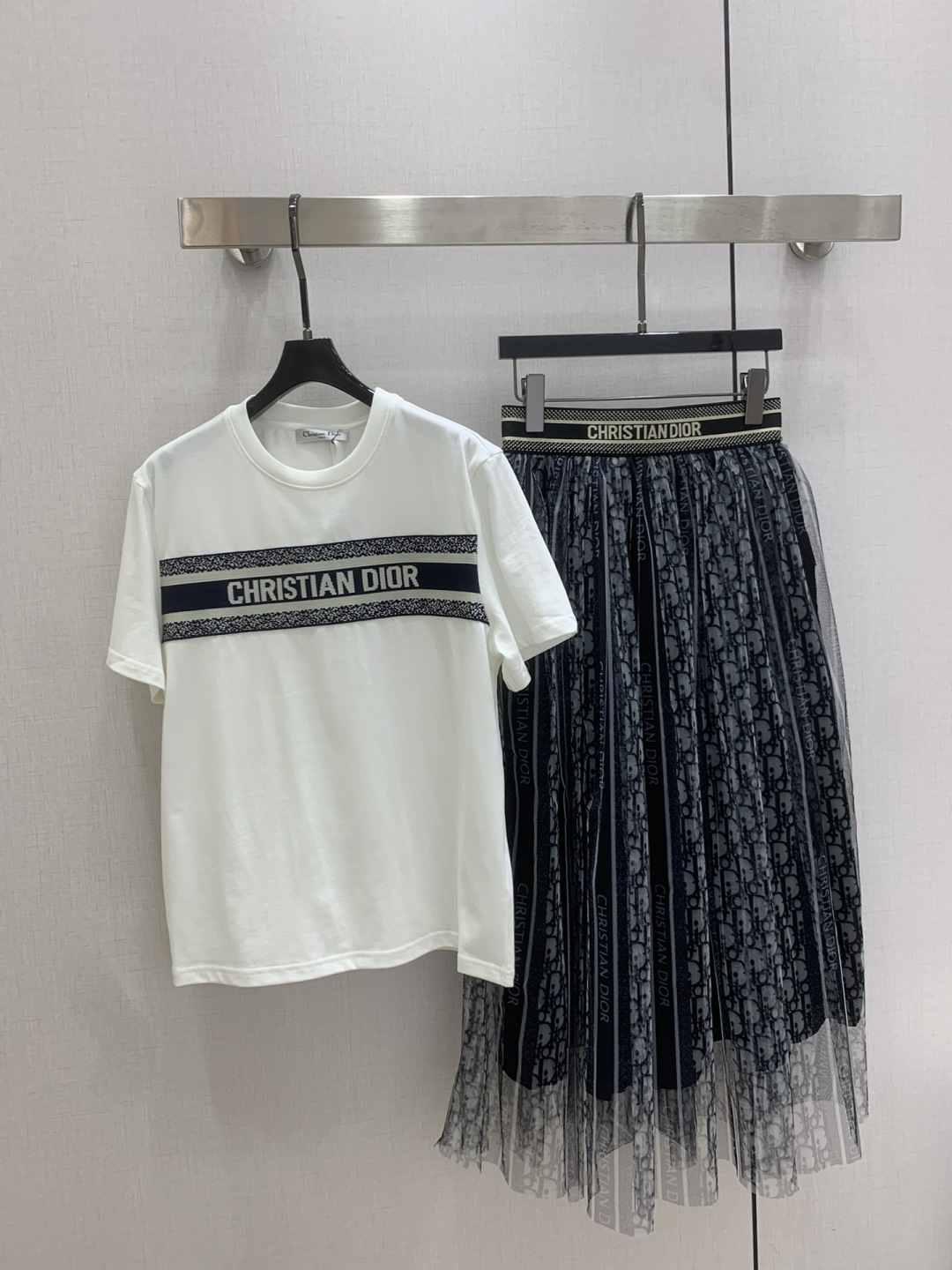 NO:797310,Highly recommended 26 early spring new style Ribbon jacquard long skirt suit Pure cotton T-shirt with jacquard logo ribbon on the chest + printed D letter Mesh skirt suit The mesh skirt underneath the suit hides a trick, the light gauze quality floats with the movements, with a bit of hazy beauty, ready stock One color SML code High quality ABC, skirts, tees, t-shirt,19860909强烈推荐 26早春新款 织带提花长半裙套装 纯棉T恤胸前贴布提花logo织带+印花D字母网纱半身裙套装下搭的网纱半裙藏着小心机,轻盈纱质随动作飘起,带点朦胧的仙美,现货 一个色 SML码 高品质ABC,,skirts,tees，t-shirt,,Women's clothing