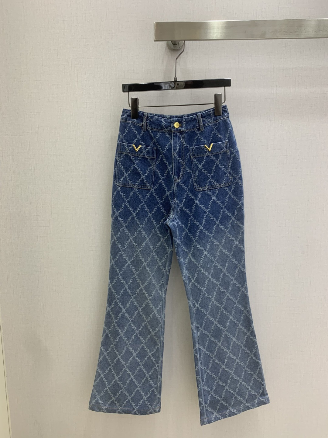NO:797303,Highly recommended 26 early spring new style diamond gradient metal pocket denim bootcut trousers, super comfortable to wear in spring and summer!  The design modifies the leg shape and makes you look slimmer and taller. It is friendly to girls with pear-shaped body or small stature. It is fresh and versatile and can be easily used for commuting, dating and traveling. Pair it with a white T or shirt to easily get a simple and fashionable style. One color SML code. High quality ABC, shirts,19860909强烈推荐 26早春新款 菱格渐变金属口袋牛仔微喇长裤 春夏穿超舒服！设计修饰腿型 显瘦显高 梨形身材或小个子女生都很友好 清新百搭 通勤、约会、出游都能轻松驾驭 搭配白T或衬衫 轻松get简约时髦风 一个色 SML码 高品质ABC,,shirts,,Women's clothing