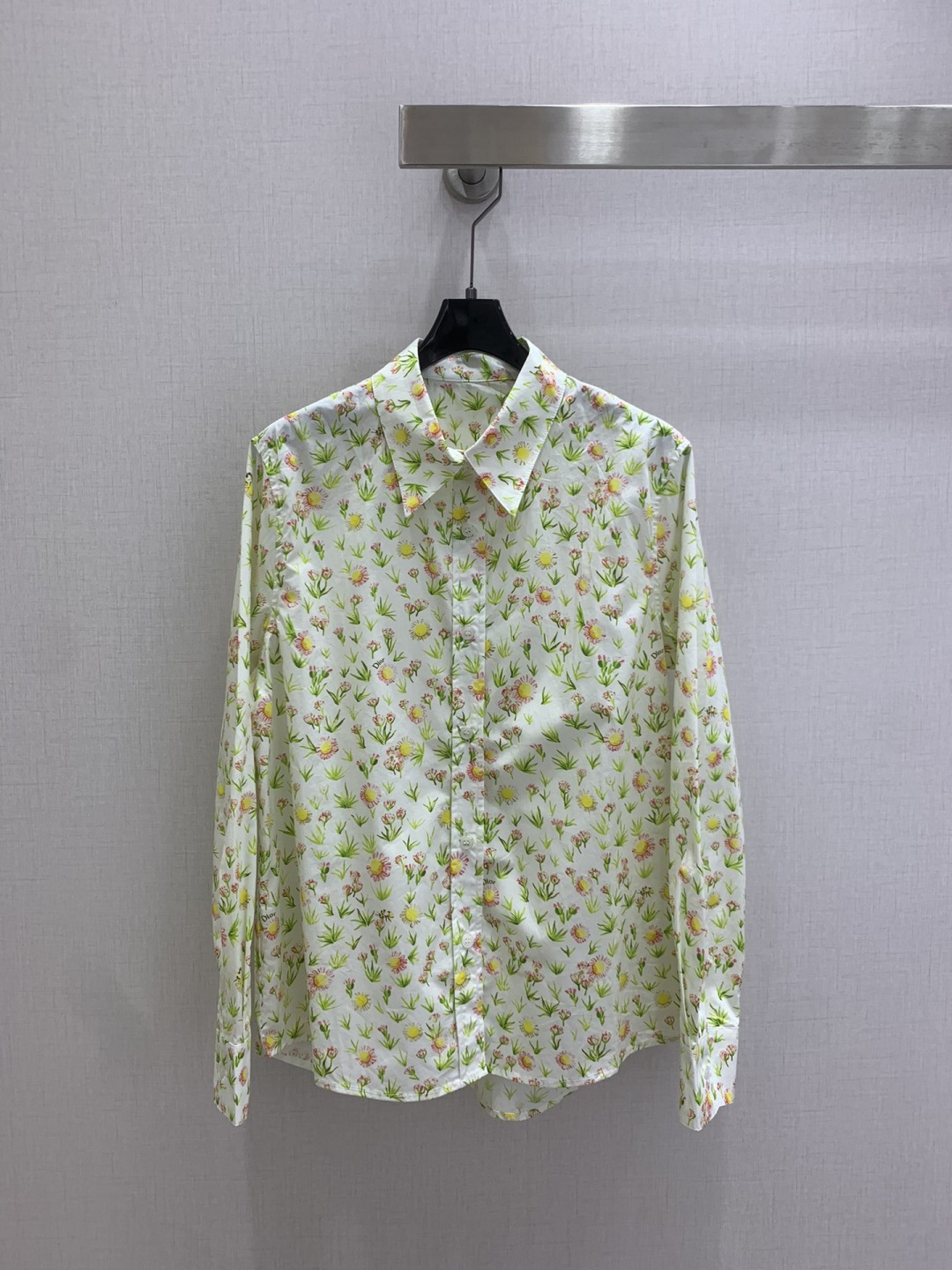 NO:797315,Highly recommended 26 early spring new style floral lapel long-sleeved shirt pattern printed fabric one color SML code high quality ABC, shirts,19860909强烈推荐 26早春新款 花卉翻领长袖衬衫 图案印花面料 一个色 SML码 高品质ABC,,shirts,,Women's clothing