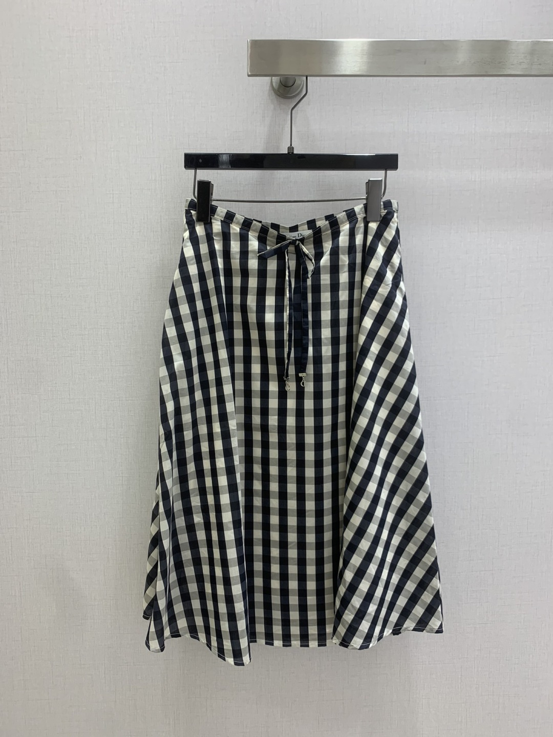 NO:797415,Highly recommended 26 spring and summer new bow plaid long skirt, retro and fashionable, low-key temperament and luxurious high-end!  The styles are versatile and not picky, customized technical fabrics, workmanship quality depends on the details. Bai Fumei is a must-have!  One color SML code high quality ABC,,skirts,19860909强烈推荐 26春夏新款 蝴蝶结格子长半裙 复古时髦 低调气质又奢华高级！版型百搭不挑人,定制科技面料 做工品质看细节.白富美必入！一个色 SML码 高品质ABC,,skirts,,Women's clothing