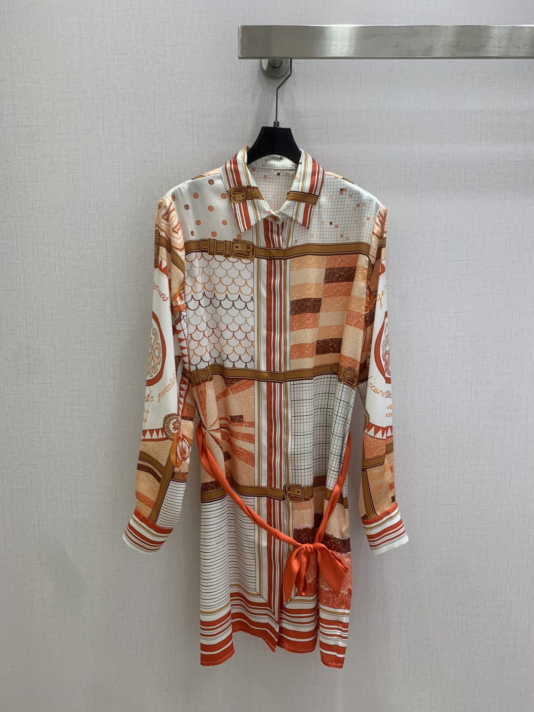 NO:797387,Highly recommended 26 spring and summer new style, lapel printed lace-up long-sleeved dress, silky fabric, retro and fashionable, low-key temperament and luxurious and high-end!  The styles are versatile and not picky, customized technical fabrics, workmanship quality depends on the details. Bai Fumei is a must-have!  One color SMLXL code, high quality ABC,,skirts,19860909强烈推荐 26春夏新款 翻领印花系带长袖连衣裙 丝滑面料 复古时髦 低调气质又奢华高级！版型百搭不挑人,定制科技面料 做工品质看细节.白富美必入！一个色 SMLXL码 高品质ABC,,skirts,,Women's clothing