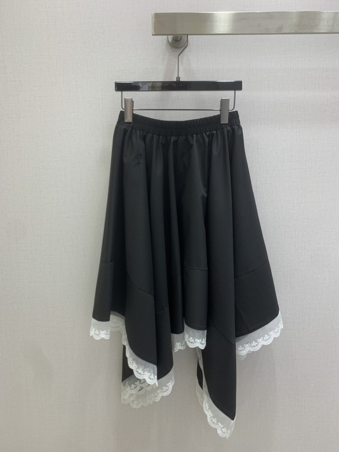 NO:797379,Highly recommended 26 spring and summer new style. Irregular lace edge long skirt. A very thoughtful one. The upper body is cool and sassy. Made of customized high-quality fabrics. The texture is fine, the cotton feels natural, it is muscular yet soft, and it is neat and three-dimensional. Two colors SML code. High-quality ABC,,skirts,19860909强烈推荐 26春夏新款 不规则拼蕾丝边长半裙 非常用心的一款 上身又酷又飒爽 采用定制高品质面料 纹理细腻,棉感自然,既有筋骨感又不失柔软,利落立体剪裁 两个色 SML码 高品质ABC,,skirts,,Women's clothing